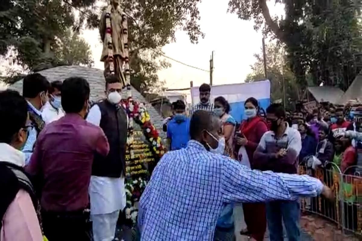 কিন্তু বুধবার সকালেই ফের নাটকীয় পট পরিবর্তন হয়৷ সৌগত রায়কে হোয়াটসঅ্যাপ বার্তায় শুভেন্দু অভিযোগ করেন, তাঁর সমস্ত বক্তব্য বা অভিযোগের মীমাংসা না করেই একতরফা ভাবে তৃণমূলের তরফে বৈঠক সফল বলে দাবি করা হয়েছে৷ বৈঠকে অভিষেক বন্দ্যোপাধ্যায় এবং প্রশান্ত কিশোর যে থাকবেন তা তাঁকে জানানো হয়নি বলেও অভিযোগ করেন শুভেন্দু৷ ফলে এর পর আর তৃণমূলে থেকে একসঙ্গে কাজ করা সম্ভব নয় বলে হোয়াটসঅ্যাপ বার্তায় জানিয়ে দেন প্রাক্তন পরিবহণমন্ত্রী৷Info & Photo-Sujit Bhowmik কিন্তু বুধবার সকালেই ফের নাটকীয় পট পরিবর্তন হয়৷ সৌগত রায়কে হোয়াটসঅ্যাপ বার্তায় শুভেন্দু অভিযোগ করেন, তাঁর সমস্ত বক্তব্য বা অভিযোগের মীমাংসা না করেই একতরফা ভাবে তৃণমূলের তরফে বৈঠক সফল বলে দাবি করা হয়েছে৷ বৈঠকে অভিষেক বন্দ্যোপাধ্যায় এবং প্রশান্ত কিশোর যে থাকবেন তা তাঁকে জানানো হয়নি বলেও অভিযোগ করেন শুভেন্দু৷ ফলে এর পর আর তৃণমূলে থেকে একসঙ্গে কাজ করা সম্ভব নয় বলে হোয়াটসঅ্যাপ বার্তায় জানিয়ে দেন প্রাক্তন পরিবহণমন্ত্রী৷Info & Photo-Sujit Bhowmik