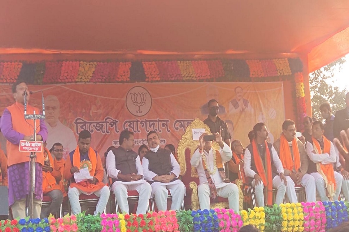 শুভেন্দু বললেন- 'আপনারা জানেন পৃথিবীর বৃহত্তম রাজনৈতিক দল। যারা মানু্ষের সমর্থন নিয়ে দেশ চালানোর অনুমতি দিয়েছ। অমিত শাহ, দিলীপ ঘোষের উপস্থিতিতে দলে নিয়েছেন। আমি শৃঙখলা মেনে চলি। দিলীপবাবু আমাকে কেতুগ্রাম ও ছাতনি আসতে বলেন। আমি বলি আমাকে প্রথমটায় ছাড় দিতে। এই প্রথম সভা আমার কাছে স্মরণীয়। কৃষকদের মধ্যে অতীতে করেছি।' শুভেন্দু বললেন- 'আপনারা জানেন পৃথিবীর বৃহত্তম রাজনৈতিক দল। যারা মানু্ষের সমর্থন নিয়ে দেশ চালানোর অনুমতি দিয়েছ। অমিত শাহ, দিলীপ ঘোষের উপস্থিতিতে দলে নিয়েছেন। আমি শৃঙখলা মেনে চলি। দিলীপবাবু আমাকে কেতুগ্রাম ও ছাতনি আসতে বলেন। আমি বলি আমাকে প্রথমটায় ছাড় দিতে। এই প্রথম সভা আমার কাছে স্মরণীয়। কৃষকদের মধ্যে অতীতে করেছি।'