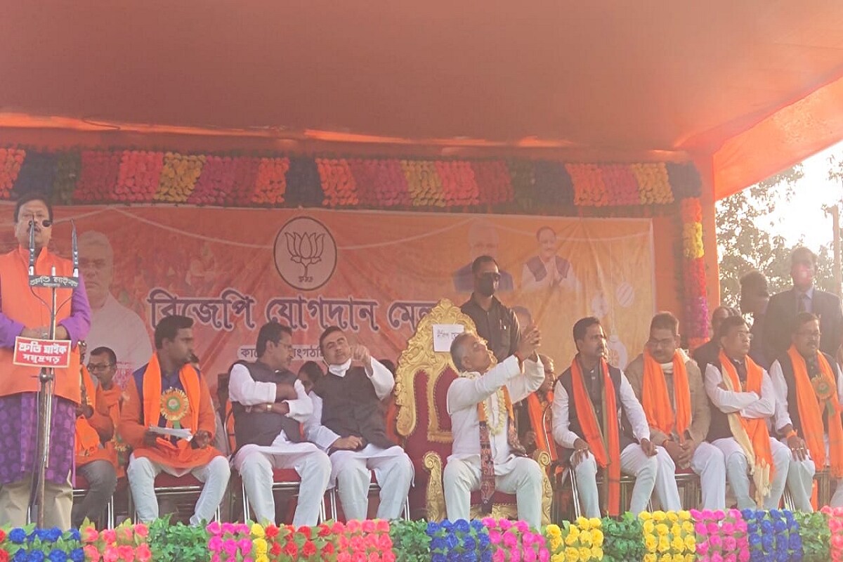 শুভেন্দু এদিন বলেন, 'আমি টিএমসি ছেড়ে কেন এলাম? যুক্ত হলাম এই কারণে যে আমি আমার নৈতিকতা বাদ দিই না। আমি এখন সাধারণ ভোটার। আমার ভোটার হিসাবে অন্য দলে যোগ দেওয়ার অধিকার আছে। আমাকে যারা বিশ্বাসঘাতক বলছেন তাদের বলব, ৯৮ সালে টিএমসি হবার পরে, পঞ্চায়েত, লোকসভা ভোটে কারা ছিল? অটল বিহারী বাজপেয়ী, লালকৃষ্ণ আডবানি না থাকলে আজ এই জায়গায় যেত না। আমি ২০০৪ সালে তমলুক থেকে লক্ষন শেঠের বিরুদ্ধে এনডিএ প্রার্থী হিসাবে লড়েছিলাম। ২০০৭ সালে ১৪ মার্চ ঘটনার পরে অন্য দল আসেনি। আডবানি, রাজনাথ, সুষমা স্বরাজ এসেছিলেন। দিল্লিতে তাঁরা আলোচনা করেছিলেন। শুভেন্দু এদিন বলেন, 'আমি টিএমসি ছেড়ে কেন এলাম? যুক্ত হলাম এই কারণে যে আমি আমার নৈতিকতা বাদ দিই না। আমি এখন সাধারণ ভোটার। আমার ভোটার হিসাবে অন্য দলে যোগ দেওয়ার অধিকার আছে। আমাকে যারা বিশ্বাসঘাতক বলছেন তাদের বলব, ৯৮ সালে টিএমসি হবার পরে, পঞ্চায়েত, লোকসভা ভোটে কারা ছিল? অটল বিহারী বাজপেয়ী, লালকৃষ্ণ আডবানি না থাকলে আজ এই জায়গায় যেত না। আমি ২০০৪ সালে তমলুক থেকে লক্ষন শেঠের বিরুদ্ধে এনডিএ প্রার্থী হিসাবে লড়েছিলাম। ২০০৭ সালে ১৪ মার্চ ঘটনার পরে অন্য দল আসেনি। আডবানি, রাজনাথ, সুষমা স্বরাজ এসেছিলেন। দিল্লিতে তাঁরা আলোচনা করেছিলেন।