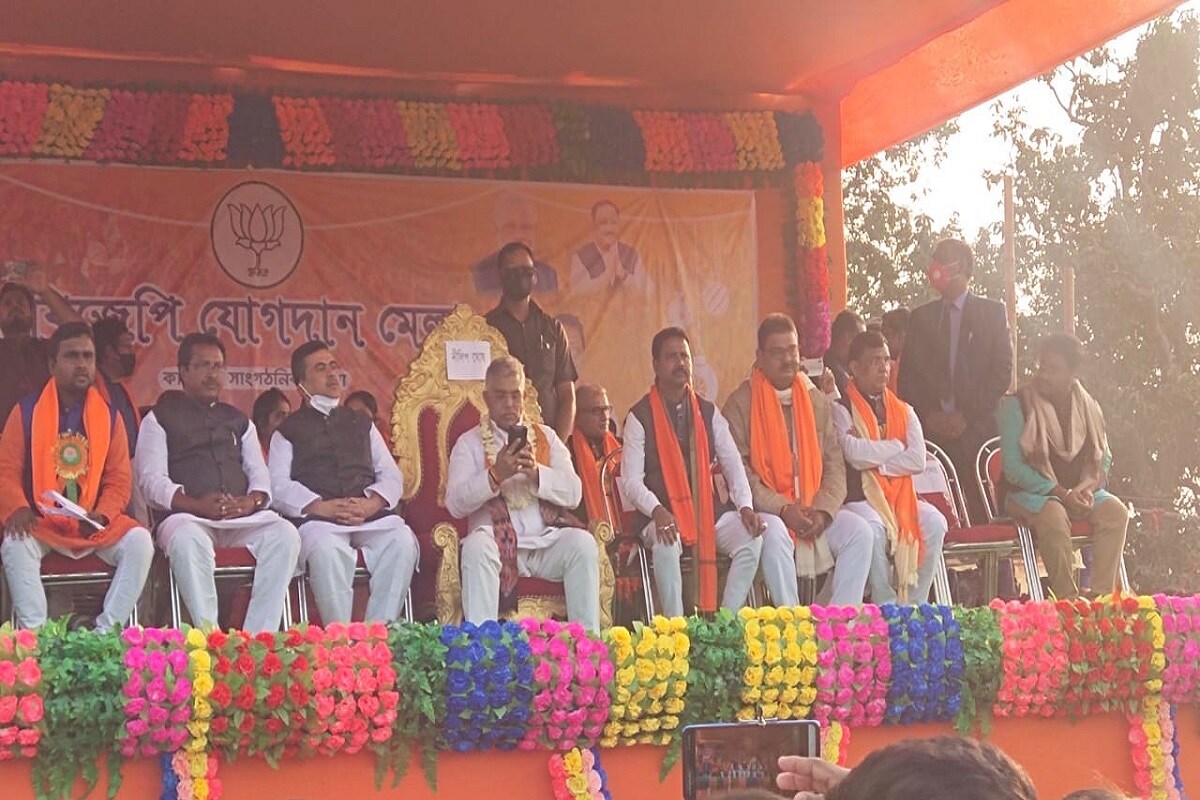 দুয়ারে সরকারকে কটাক্ষ করে শুভেন্দু বলেন, 'আজ যমের দুয়ারে সরকার সাড়ে ৯ বছর পর। জানুয়ারি অবধি নাটক চলবে। তার পরের মাসে কার্ড আসবে। কিন্তু টাকা পাবেন না। 'পরিবর্তনের পরিবর্তন চাই। মমতা বন্দ্যোপাধ্যায়কে কটাক্ষ করতেও ছাড়েননি শুভেন্দু। তিনি বলেন, 'নিজের দরে মুখ্যমন্ত্রী হলে ২০০১ সালে হতেন। নন্দীগ্রামের ওপরে জিতেছেন। বিজেপি বলেছিল হয় পদ্মফুলে দাও, না পারলে জোড়াফুলে দাও। তাই ওনাকে মুখ্যমন্ত্রী করতে বিজেপিরও পরোক্ষ সহায়তা ছিল।' দুয়ারে সরকারকে কটাক্ষ করে শুভেন্দু বলেন, 'আজ যমের দুয়ারে সরকার সাড়ে ৯ বছর পর। জানুয়ারি অবধি নাটক চলবে। তার পরের মাসে কার্ড আসবে। কিন্তু টাকা পাবেন না। 'পরিবর্তনের পরিবর্তন চাই। মমতা বন্দ্যোপাধ্যায়কে কটাক্ষ করতেও ছাড়েননি শুভেন্দু। তিনি বলেন, 'নিজের দরে মুখ্যমন্ত্রী হলে ২০০১ সালে হতেন। নন্দীগ্রামের ওপরে জিতেছেন। বিজেপি বলেছিল হয় পদ্মফুলে দাও, না পারলে জোড়াফুলে দাও। তাই ওনাকে মুখ্যমন্ত্রী করতে বিজেপিরও পরোক্ষ সহায়তা ছিল।'