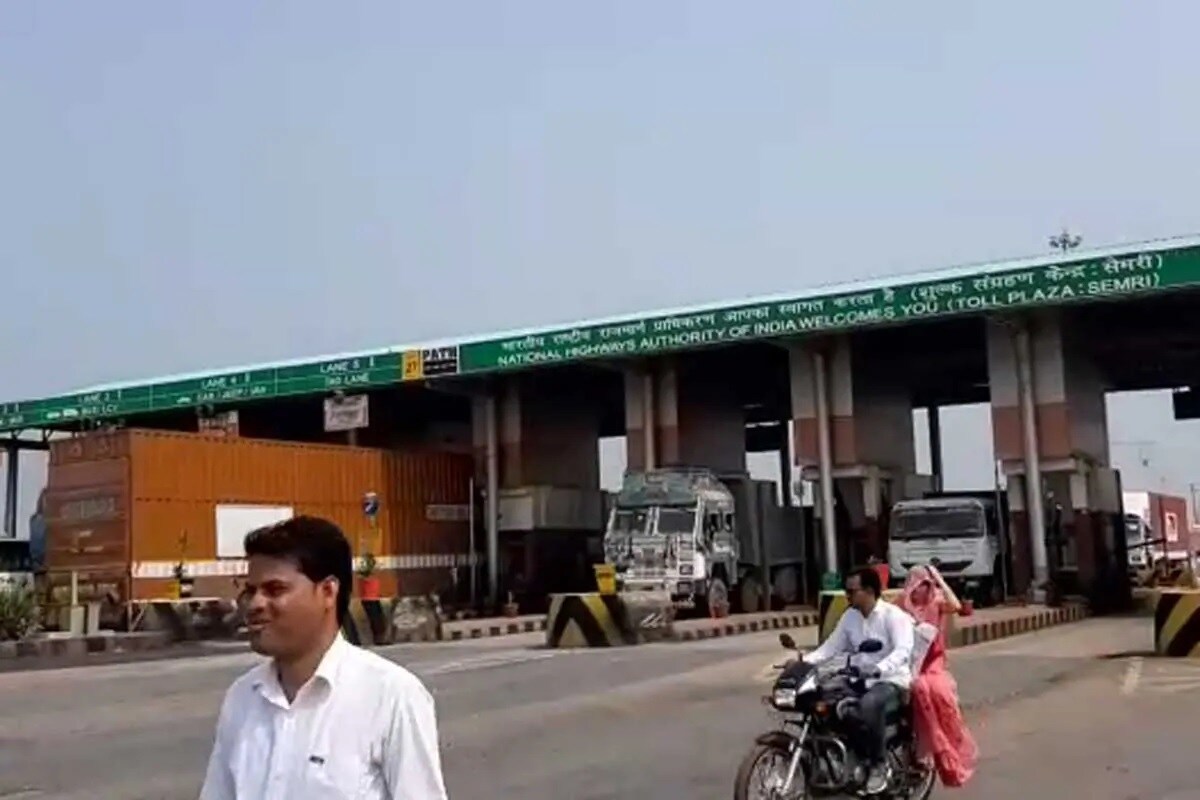 বাধাহীন ভাবে যাতায়াতের জন্য এক বছর আগে থেকেই দেশের সমস্ত টোল প্লাজায় ফাস্টট্যাগ ব্যবস্থা বাধ্যতামূলক করা হয়েছে৷ এর ফলে জ্বালানি যেমন সাশ্রয় হচ্ছে, সেরকমই বায়ু দূষণও কমেছে৷ বাধাহীন ভাবে যাতায়াতের জন্য এক বছর আগে থেকেই দেশের সমস্ত টোল প্লাজায় ফাস্টট্যাগ ব্যবস্থা বাধ্যতামূলক করা হয়েছে৷ এর ফলে জ্বালানি যেমন সাশ্রয় হচ্ছে, সেরকমই বায়ু দূষণও কমেছে৷