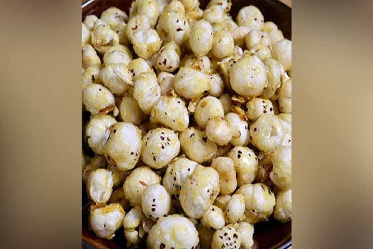 মাখনায় কোনও ট্রান্স ফ্যাট বা কোলেস্টরেল নেই। ফলে ওজন নিয়ন্ত্রণ করতেও সাহায্য করে। পাশাপাশি এতে রয়েছএ অ্যান্টি ইনফ্লেমেটরি ও অ্যান্টি এজিং নানা উপাদান। মাখনা কিডনিও ভালো রাখে। রোস্টেড মাখনা ইনসমনিয়া বা অনিদ্রা রোগে খুবই উপকারি। মাখনায় কোনও ট্রান্স ফ্যাট বা কোলেস্টরেল নেই। ফলে ওজন নিয়ন্ত্রণ করতেও সাহায্য করে। পাশাপাশি এতে রয়েছএ অ্যান্টি ইনফ্লেমেটরি ও অ্যান্টি এজিং নানা উপাদান। মাখনা কিডনিও ভালো রাখে। রোস্টেড মাখনা ইনসমনিয়া বা অনিদ্রা রোগে খুবই উপকারি।