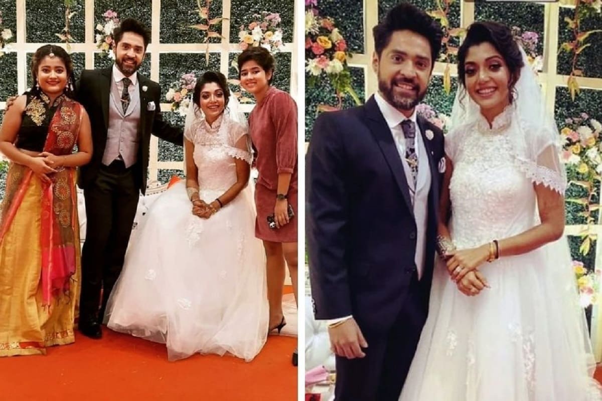 • সাত পাকে বাঁধা পড়েছেন উত্তমকুমারের নাতি অভিনেতা গৌরব চট্টোপাধ্যায় এবং দেবাশিস কুমারের একমাত্র মেয়ে দেবলীনা কুমার। ৯ ডিসেম্বর বিয়ের পর মঙ্গলবার সন্ধ্যায় ছিল পার্টি। বাইপাসের ধারে পি সি চন্দ্র গার্ডেন সেই উপলক্ষে সেজে উঠেছিল আলোয় আলোয়। ছবি-ইনস্টাগ্রাম । • সাত পাকে বাঁধা পড়েছেন উত্তমকুমারের নাতি অভিনেতা গৌরব চট্টোপাধ্যায় এবং দেবাশিস কুমারের একমাত্র মেয়ে দেবলীনা কুমার। ৯ ডিসেম্বর বিয়ের পর মঙ্গলবার সন্ধ্যায় ছিল পার্টি। বাইপাসের ধারে পি সি চন্দ্র গার্ডেন সেই উপলক্ষে সেজে উঠেছিল আলোয় আলোয়। ছবি-ইনস্টাগ্রাম ।