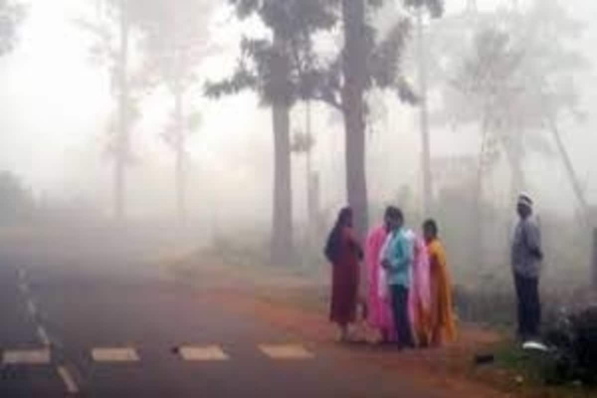 *হাওয়া অফিসের পূর্বাভাস অনুযায়ী, ৪৮ ঘন্টা পর থেকে পরবর্তী ৪৮ ঘণ্টায় তাপমাত্রা কমার সম্ভাবনা। সপ্তাহান্তে কলকাতার তাপমাত্রা ১৫ ডিগ্রি সেলসিয়াসের নিচে নামতে পারে। রাজ্যজুড়ে আরো একবার জাঁকিয়ে শীতের পরিস্থিতি তৈরি হতে পারে শনি-রবিবারে। সংগৃহীত ছবি। *হাওয়া অফিসের পূর্বাভাস অনুযায়ী, ৪৮ ঘন্টা পর থেকে পরবর্তী ৪৮ ঘণ্টায় তাপমাত্রা কমার সম্ভাবনা। সপ্তাহান্তে কলকাতার তাপমাত্রা ১৫ ডিগ্রি সেলসিয়াসের নিচে নামতে পারে। রাজ্যজুড়ে আরো একবার জাঁকিয়ে শীতের পরিস্থিতি তৈরি হতে পারে শনি-রবিবারে। সংগৃহীত ছবি।
