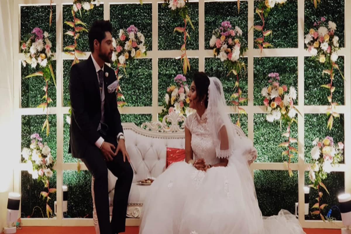 *সাত পাকে বাঁধা পড়েছেন উত্তমকুমারের নাতি অভিনেতা গৌরব চট্টোপাধ্যায় এবং দেবাশিস কুমারের একমাত্র মেয়ে দেবলীনা কুমার। ৯ ডিসেম্বর বিয়ের পর মঙ্গলবার সন্ধ্যায় ছিল পার্টি। বাইপাসের ধারে পি সি চন্দ্র গার্ডেন সেই উপলক্ষে সেজে উঠেছিল আলোয় আলোয়। ছবি: সংগৃহীত। *সাত পাকে বাঁধা পড়েছেন উত্তমকুমারের নাতি অভিনেতা গৌরব চট্টোপাধ্যায় এবং দেবাশিস কুমারের একমাত্র মেয়ে দেবলীনা কুমার। ৯ ডিসেম্বর বিয়ের পর মঙ্গলবার সন্ধ্যায় ছিল পার্টি। বাইপাসের ধারে পি সি চন্দ্র গার্ডেন সেই উপলক্ষে সেজে উঠেছিল আলোয় আলোয়। ছবি: সংগৃহীত।