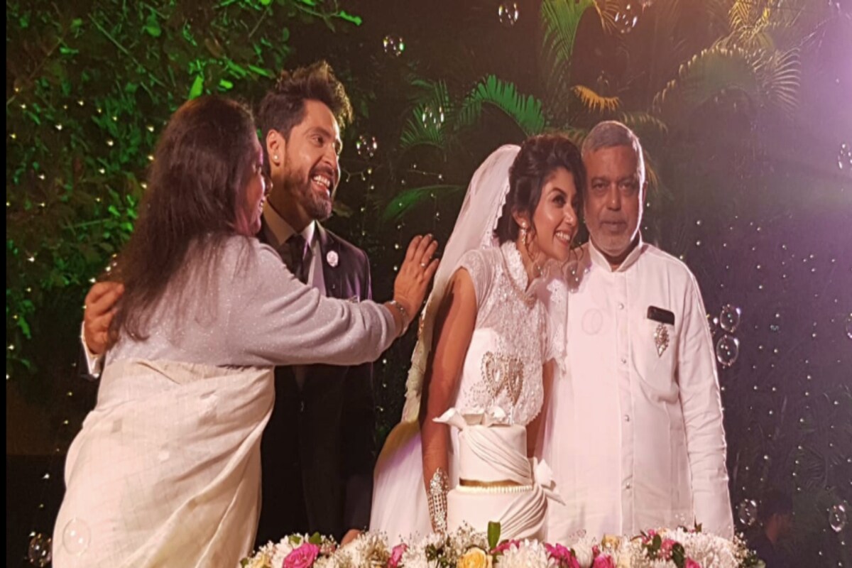 *দেবলীনার বাবা এবং মা, অর্থাৎ দেবাশিস কুমার এবং দেবযানী কুমারের উদ্যোগেই এই পার্টির আয়োজন করা হয়। যেখানে গৌরবকে প্যান্ট, স্যুটে দেখা গিয়েছে। দেবলীনা হাজির হন দুধসাদা ক্যাথলিক গাউনে। ছবি: ইনস্টাগ্রাম। *দেবলীনার বাবা এবং মা, অর্থাৎ দেবাশিস কুমার এবং দেবযানী কুমারের উদ্যোগেই এই পার্টির আয়োজন করা হয়। যেখানে গৌরবকে প্যান্ট, স্যুটে দেখা গিয়েছে। দেবলীনা হাজির হন দুধসাদা ক্যাথলিক গাউনে। ছবি: ইনস্টাগ্রাম।