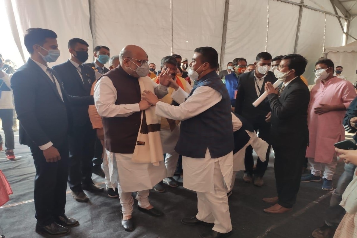 *মেদিনীপুরে মেগা সভার পর শনিবার রাতে সাংগঠনিক বৈঠক করেন শাহ। সেখানেই নেতাদের নির্দেশ সংগঠন মজবুত করার নির্দেশ দেন তিনি। শাহের বৈঠকে উপস্থিত ছিলেন এ দিন বিজেপিতে যোগ দেওয়া নেতা শুভেন্দু অধিকারী, বিজেপির সর্বভারতীয় সহ সভাপতি মুকুল রায়, বিজেপির রাজ্য সভাপতি দিলীপ ঘোষ এবং বিজেপি নেতা সব্যসাচী দত্ত। *মেদিনীপুরে মেগা সভার পর শনিবার রাতে সাংগঠনিক বৈঠক করেন শাহ। সেখানেই নেতাদের নির্দেশ সংগঠন মজবুত করার নির্দেশ দেন তিনি। শাহের বৈঠকে উপস্থিত ছিলেন এ দিন বিজেপিতে যোগ দেওয়া নেতা শুভেন্দু অধিকারী, বিজেপির সর্বভারতীয় সহ সভাপতি মুকুল রায়, বিজেপির রাজ্য সভাপতি দিলীপ ঘোষ এবং বিজেপি নেতা সব্যসাচী দত্ত।