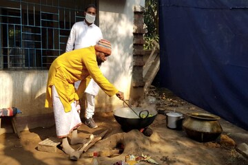 বাসুদেব বাউলের বাড়িতে স্বরাষ্ট্রমন্ত্রীর মধ্যাহ্নভোজ, নিজে হাতে ডাল-পালংশাক-চাটনি রাঁধলেন শিল্পী বাসুদেব বাউলের বাড়িতে স্বরাষ্ট্রমন্ত্রীর মধ্যাহ্নভোজ, নিজে হাতে ডাল-পালংশাক-চাটনি রাঁধলেন শিল্পী