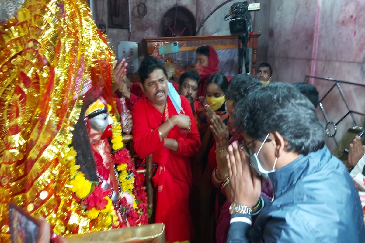 *নির্বাচন যত এগিয়ে আসছে, সমস্ত রাজনৈতিক দলগুলি বাংলার মাটি কামড়ে ধরতে চাইছে। পিছিয়ে নেই ঝাড়খণ্ড মুক্তি মোর্চা। রাজ্যের শাসকদল তৃণমূলের সঙ্গে ইতিমধ্যেই রাজনৈতিক লড়াই শুরু হয়ে গিয়েছে বিজেপি-সহ সমস্ত বিরোধী দলগুলির। এ বার আদিবাসী অধ্যুষিত এলাকায় ভোটব্যাঙ্কে ধস নামাতে ২০২১-র বিধানসভা নির্বাচনে লড়াই করতে চলেছে ঝাড়খণ্ড মুক্তি মোর্চা। তথ্য ও ছবি: অক্ষয় ধীবর। *নির্বাচন যত এগিয়ে আসছে, সমস্ত রাজনৈতিক দলগুলি বাংলার মাটি কামড়ে ধরতে চাইছে। পিছিয়ে নেই ঝাড়খণ্ড মুক্তি মোর্চা। রাজ্যের শাসকদল তৃণমূলের সঙ্গে ইতিমধ্যেই রাজনৈতিক লড়াই শুরু হয়ে গিয়েছে বিজেপি-সহ সমস্ত বিরোধী দলগুলির। এ বার আদিবাসী অধ্যুষিত এলাকায় ভোটব্যাঙ্কে ধস নামাতে ২০২১-র বিধানসভা নির্বাচনে লড়াই করতে চলেছে ঝাড়খণ্ড মুক্তি মোর্চা। তথ্য ও ছবি: অক্ষয় ধীবর।
