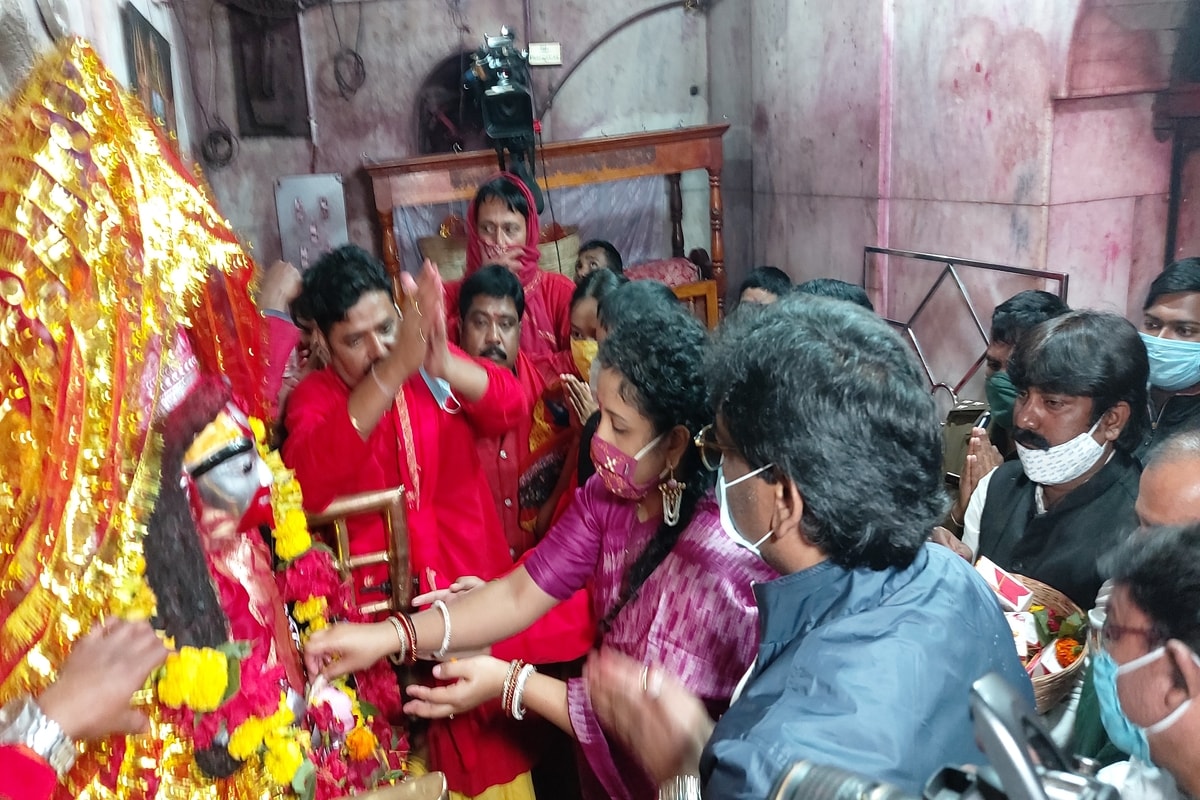 *রাজনীতি নিয়ে প্রশ্ন করা হলে মুখ্যমন্ত্রী বলেন, 'এটা রাজনীতির মঞ্চ নয়। তাই রাজনীতির কথা বলব।' তারাপীঠের উন্নয়ন হয়েছে সে কথা স্বীকার করেছেন একবাক্যে। তারা মায়ের কাছে সকলের জন্য মঙ্গল কামনা করেছেন। তবে বিধানসভা নির্বাচনে ঝাড়খণ্ড মুক্তি মোর্চার প্রার্থী দেওয়া প্রসঙ্গে কোনও মন্তব্য করেননি শিবু সোরেন বা হেমন্ত সোরেন। *রাজনীতি নিয়ে প্রশ্ন করা হলে মুখ্যমন্ত্রী বলেন, 'এটা রাজনীতির মঞ্চ নয়। তাই রাজনীতির কথা বলব।' তারাপীঠের উন্নয়ন হয়েছে সে কথা স্বীকার করেছেন একবাক্যে। তারা মায়ের কাছে সকলের জন্য মঙ্গল কামনা করেছেন। তবে বিধানসভা নির্বাচনে ঝাড়খণ্ড মুক্তি মোর্চার প্রার্থী দেওয়া প্রসঙ্গে কোনও মন্তব্য করেননি শিবু সোরেন বা হেমন্ত সোরেন।