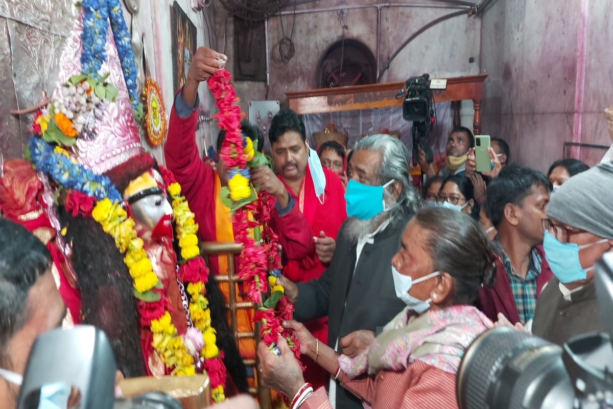 *রবিবার বিকেল পাঁচ'টা নাগাদ তিনি তারাপীঠ মন্দিরে আসেন এবং তারা মায়ের পুজো দেন। এ দিন হেমন্ত সোরেনের সঙ্গে এসেছিলেন তার বাবা প্রাক্তন মুখ্যমন্ত্রী শিবু সোরেন, মা রুপি সোরেন এবং বৌদি সীতা সোরেন ও ছেলে মেয়েরা। বলেন, 'তারাপীঠ মন্দিরে আগেও এসেছি। এ বারে অনেকদিন পরে সপরিবারে পুজো দিতে এসেছি মায়ের কাছে। সকলের মঙ্গল কামনা করলাম।' *রবিবার বিকেল পাঁচ'টা নাগাদ তিনি তারাপীঠ মন্দিরে আসেন এবং তারা মায়ের পুজো দেন। এ দিন হেমন্ত সোরেনের সঙ্গে এসেছিলেন তার বাবা প্রাক্তন মুখ্যমন্ত্রী শিবু সোরেন, মা রুপি সোরেন এবং বৌদি সীতা সোরেন ও ছেলে মেয়েরা। বলেন, 'তারাপীঠ মন্দিরে আগেও এসেছি। এ বারে অনেকদিন পরে সপরিবারে পুজো দিতে এসেছি মায়ের কাছে। সকলের মঙ্গল কামনা করলাম।'
