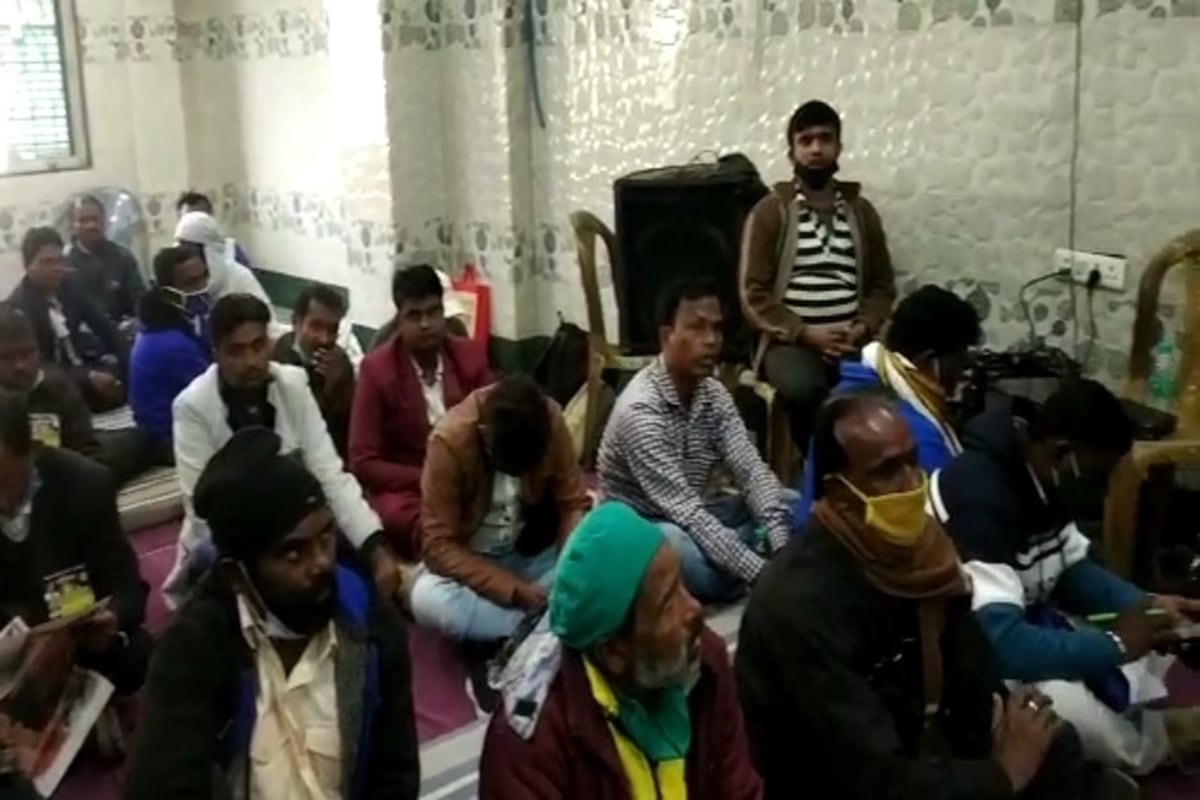 *পশ্চিমবঙ্গের বিভিন্ন জেলায় আদিবাসী অধ্যুষিত এলাকাতেই নির্বাচনে লড়বে দল। ঝাড়গ্রাম, বাঁকুড়া, পশ্চিম বর্ধমান, পুরুলিয়া, হুগলি, দার্জিলিং, মালদা, আলিপুরদুয়ার, জলপাইগুড়ি, বীরভূম-সহ বিভিন্ন জেলায় প্রার্থী দেবে মোর্চা, এমনটাই জানিয়েছেন ঝাড়খণ্ড মুক্তি মোর্চা কেন্দ্রীয় মহাসচিব সুপ্রিয় ভট্টাচার্য্য। এ দিন সস্ত্রীক তারাপীঠে পুজো দেন ঝাড়খন্ডের মুখ্যমন্ত্রী হেমন্ত সোরেন। *পশ্চিমবঙ্গের বিভিন্ন জেলায় আদিবাসী অধ্যুষিত এলাকাতেই নির্বাচনে লড়বে দল। ঝাড়গ্রাম, বাঁকুড়া, পশ্চিম বর্ধমান, পুরুলিয়া, হুগলি, দার্জিলিং, মালদা, আলিপুরদুয়ার, জলপাইগুড়ি, বীরভূম-সহ বিভিন্ন জেলায় প্রার্থী দেবে মোর্চা, এমনটাই জানিয়েছেন ঝাড়খণ্ড মুক্তি মোর্চা কেন্দ্রীয় মহাসচিব সুপ্রিয় ভট্টাচার্য্য। এ দিন সস্ত্রীক তারাপীঠে পুজো দেন ঝাড়খন্ডের মুখ্যমন্ত্রী হেমন্ত সোরেন।