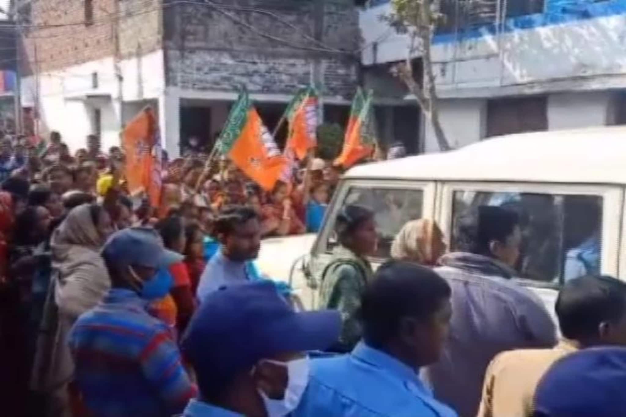 বিপুল অঙ্কের জালনোট-সহ ধৃত বিজেপি নেতা, বৈষ্ণবনগর থানায় বিক্ষোভ, পাল্টা লাঠিচার্জ পুলিশের