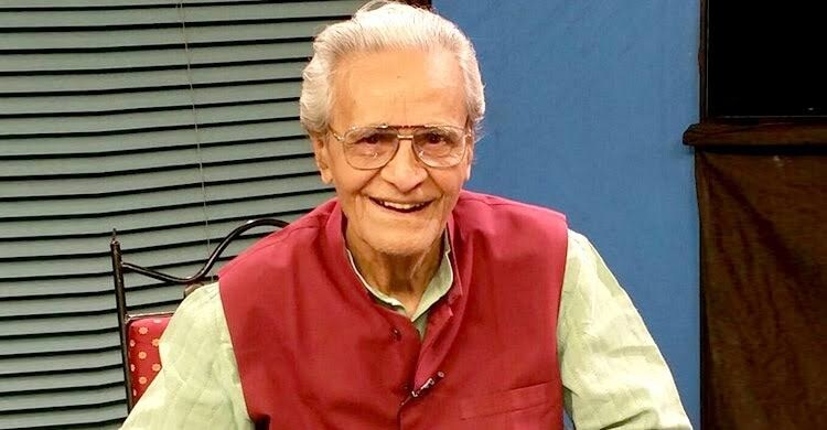 ১৯৩০ সালে কলকাতায় জন্মগ্রহণ করেন মনু মুখোপাধ্যায় ৷ জন্মসূত্রে নাম সৌরেন্দ্রনাথ,কিন্তু ডাক নামেই বিখ্যাত তিনি ৷ ছোটবেলা থেকেই অভিনয়ের প্রতি প্রবল ঝোঁক ছিল তাঁর ৷ ১৯৫৭ সালে বিশ্বরূপায় যোগ দেন প্রম্পটার হিসেবে ৷ হাইকোর্টে কেরানির পদে চাকরি করেতেন, তবে অভিনয় ছিল তাঁর নেশা ৷ নেশার টানে পেশায় ইতি টেনেছিলেন ৷ মনু মুখোপাধ্যায়ের প্রথম ছবি মৃণাল সেনের 'নীল আকাশের নীচে' ৷ মৃণাল সেন ছাড়াও তিনি অভিনয় করেন সত্যজিৎ রায়ের বিভিন্ন ছবিতে। ‘মৃগয়া’, ‘জয়বাবা ফেলুনাথ’, ‘গণশত্রু’ ছাড়াও ‘সাহেব’, ‘প্রতিদান’-সহ একাধিক বাংলা ছবিতে অভিনয় করেন তিনি। ছোট পর্দাতে নিয়মিত দেখা গিয়েছে এই প্রবীণ অভিনেতাকে। ১৯৩০ সালে কলকাতায় জন্মগ্রহণ করেন মনু মুখোপাধ্যায় ৷ জন্মসূত্রে নাম সৌরেন্দ্রনাথ,কিন্তু ডাক নামেই বিখ্যাত তিনি ৷ ছোটবেলা থেকেই অভিনয়ের প্রতি প্রবল ঝোঁক ছিল তাঁর ৷ ১৯৫৭ সালে বিশ্বরূপায় যোগ দেন প্রম্পটার হিসেবে ৷ হাইকোর্টে কেরানির পদে চাকরি করেতেন, তবে অভিনয় ছিল তাঁর নেশা ৷ নেশার টানে পেশায় ইতি টেনেছিলেন ৷ মনু মুখোপাধ্যায়ের প্রথম ছবি মৃণাল সেনের 'নীল আকাশের নীচে' ৷ মৃণাল সেন ছাড়াও তিনি অভিনয় করেন সত্যজিৎ রায়ের বিভিন্ন ছবিতে। ‘মৃগয়া’, ‘জয়বাবা ফেলুনাথ’, ‘গণশত্রু’ ছাড়াও ‘সাহেব’, ‘প্রতিদান’-সহ একাধিক বাংলা ছবিতে অভিনয় করেন তিনি। ছোট পর্দাতে নিয়মিত দেখা গিয়েছে এই প্রবীণ অভিনেতাকে।