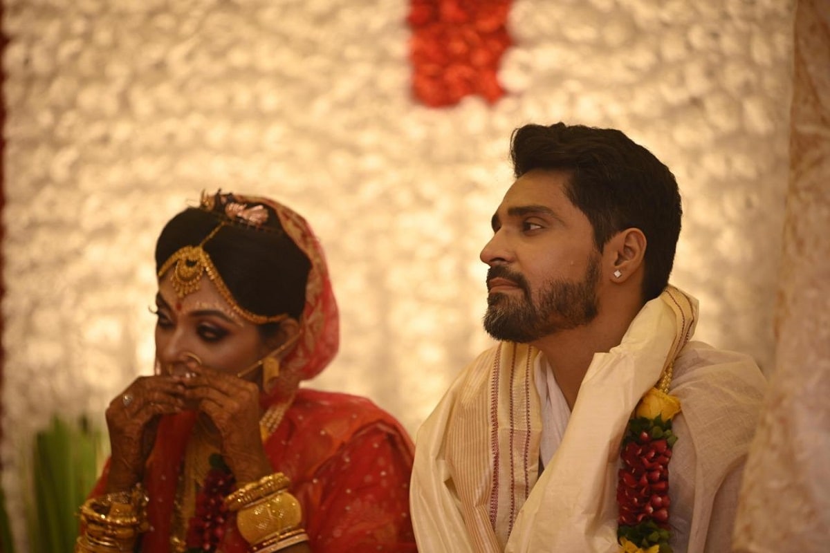 • গৌরব-দেবলিনার শুভ বিবাহ সম্পন্ন ৷ বহুদিনের সম্পর্ক পূর্ণতা পেল এতদিনে । টুকটুকে লাল বেনারসি আর ভারী সাবেকি সোনার গয়নায় দেবলীনা’কে অপরূপা দেখাচ্ছিল । আর দুধ সাদা ধুতি-পঞ্জাবিতে গৌরবও হ্যান্ডসাম বর । ছবি-সংগৃহীত । • গৌরব-দেবলিনার শুভ বিবাহ সম্পন্ন ৷ বহুদিনের সম্পর্ক পূর্ণতা পেল এতদিনে । টুকটুকে লাল বেনারসি আর ভারী সাবেকি সোনার গয়নায় দেবলীনা’কে অপরূপা দেখাচ্ছিল । আর দুধ সাদা ধুতি-পঞ্জাবিতে গৌরবও হ্যান্ডসাম বর । ছবি-সংগৃহীত ।
