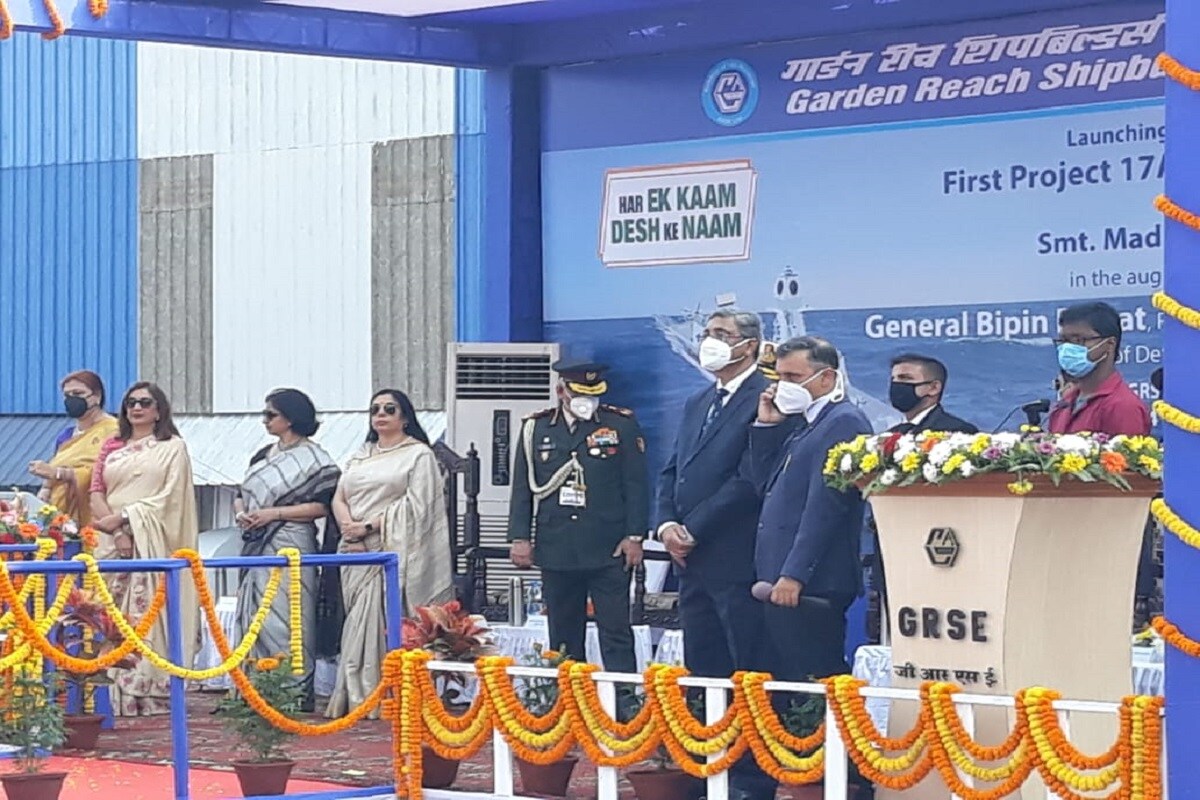 •দীর্ঘ তিন বছর ধরে ১৯ হাজার ২৯৩ কোটি অর্থের বিনিময়ে একেবারে দেশীয় প্রযুক্তিতে নির্মাণ করা হয়েছে এই উচ্চমানের ও অত্যাধুনিক রণতরী৷ আজ, সোমবার, তার উদ্বোধনী অনুষ্ঠানে এলেন চিফ ডিফেন্স স্টাফ বিপিন রাওয়াত৷ •দীর্ঘ তিন বছর ধরে ১৯ হাজার ২৯৩ কোটি অর্থের বিনিময়ে একেবারে দেশীয় প্রযুক্তিতে নির্মাণ করা হয়েছে এই উচ্চমানের ও অত্যাধুনিক রণতরী৷ আজ, সোমবার, তার উদ্বোধনী অনুষ্ঠানে এলেন চিফ ডিফেন্স স্টাফ বিপিন রাওয়াত৷