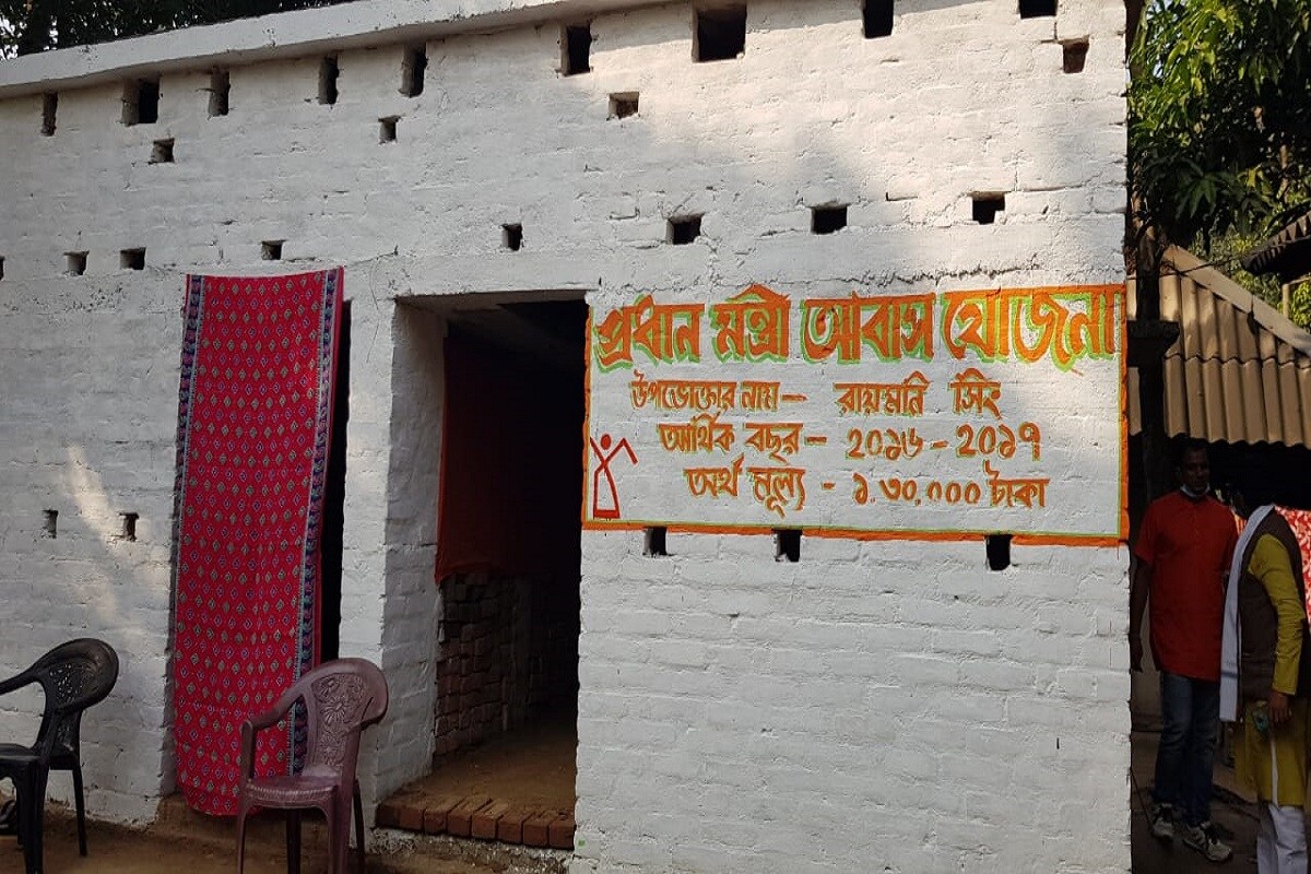 প্রধানমন্ত্রী আবাস যোজনার বাড়িতে একটি পাকা ঘর তৈরি করেন সনাতন৷ সেখানেই অমিত শাহের জন্য রান্নার আয়োজন করা হয়েছে৷ অমিত শাহ ছাড়াও রাজ্য বিজেপি-র কয়েকজন শীর্ষ নেতা এ দিন সনাতনের বাড়িতে মধ্যাহ্নভোজ সারবেন৷ Info and Photo- Paradip Ghosh প্রধানমন্ত্রী আবাস যোজনার বাড়িতে একটি পাকা ঘর তৈরি করেন সনাতন৷ সেখানেই অমিত শাহের জন্য রান্নার আয়োজন করা হয়েছে৷ অমিত শাহ ছাড়াও রাজ্য বিজেপি-র কয়েকজন শীর্ষ নেতা এ দিন সনাতনের বাড়িতে মধ্যাহ্নভোজ সারবেন৷ Info and Photo- Paradip Ghosh
