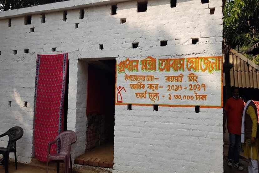 প্রধানমন্ত্রী আবাস যোজনার বাড়িতে একটি পাকা ঘর তৈরি করেন সনাতন৷ সেখানেই অমিত শাহের জন্য রান্নার আয়োজন করা হয়েছে৷ অমিত শাহ ছাড়াও রাজ্য বিজেপি-র কয়েকজন শীর্ষ নেতা এ দিন সনাতনের বাড়িতে মধ্যাহ্নভোজ সারবেন৷ Info and Photo- Paradip Ghosh