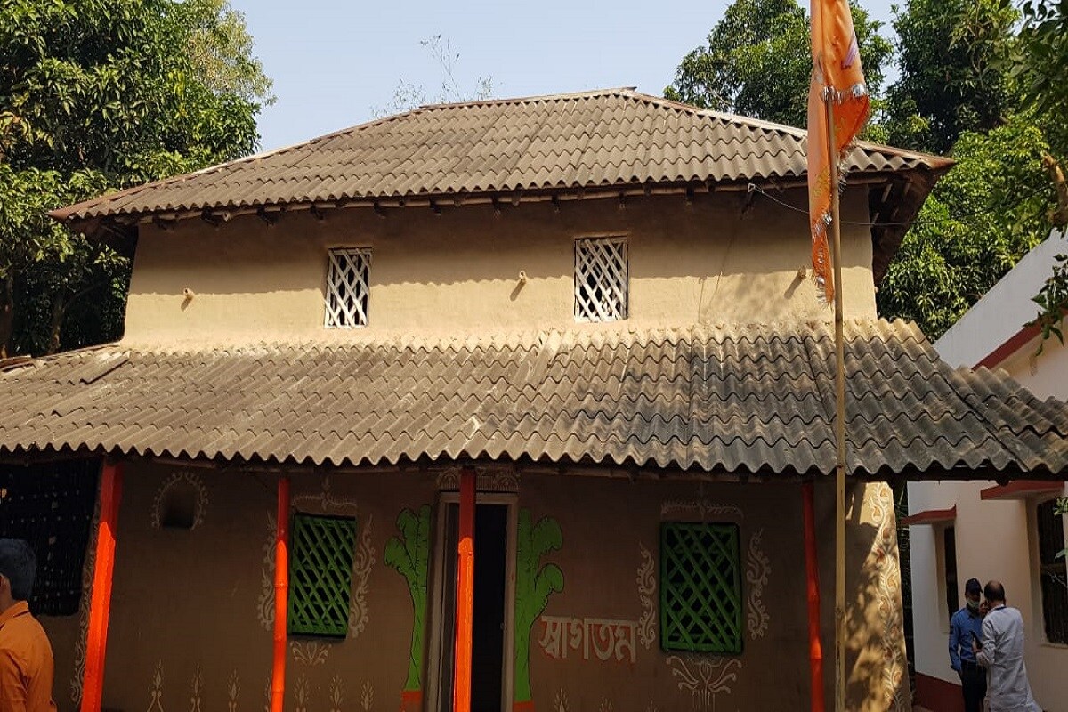 দিল্লিতে কৃষক বিক্ষোভের মধ্যেই কৃষকের বাড়িতে অমিত শাহের মধ্যাহ্নভোজও বিশেষ তাৎপর্য্যপূর্ণ বলেই মত রাজনৈতিক মহলের৷ বছর তিরিশের যুবক সনাতন বালিজুড়ি গ্রামেই চাষ করে সংসার চালান৷ সনাতন ছাড়াও তাঁর বাড়িতে রয়েছেন স্ত্রী, এক সন্তান, বাবা এবং মা৷ স্বরাষ্ট্রমন্ত্রী আসছেন, তাই গত কয়েকদিন ধরেই নিজেদের মাটির দুই চালার বাড়ি যতটা সম্ভব সাজিয়ে গুছিয়ে রেখেছেন সনাতন এবং তাঁর পরিবার৷ মাটির দেওয়ালের গায়ে সুন্দর করে আলপনা দেওয়া হয়েছে৷ লেখা হয়েছে 'স্বাগতম'৷ Info and Photo- Paradip Ghosh দিল্লিতে কৃষক বিক্ষোভের মধ্যেই কৃষকের বাড়িতে অমিত শাহের মধ্যাহ্নভোজও বিশেষ তাৎপর্য্যপূর্ণ বলেই মত রাজনৈতিক মহলের৷ বছর তিরিশের যুবক সনাতন বালিজুড়ি গ্রামেই চাষ করে সংসার চালান৷ সনাতন ছাড়াও তাঁর বাড়িতে রয়েছেন স্ত্রী, এক সন্তান, বাবা এবং মা৷ স্বরাষ্ট্রমন্ত্রী আসছেন, তাই গত কয়েকদিন ধরেই নিজেদের মাটির দুই চালার বাড়ি যতটা সম্ভব সাজিয়ে গুছিয়ে রেখেছেন সনাতন এবং তাঁর পরিবার৷ মাটির দেওয়ালের গায়ে সুন্দর করে আলপনা দেওয়া হয়েছে৷ লেখা হয়েছে 'স্বাগতম'৷ Info and Photo- Paradip Ghosh
