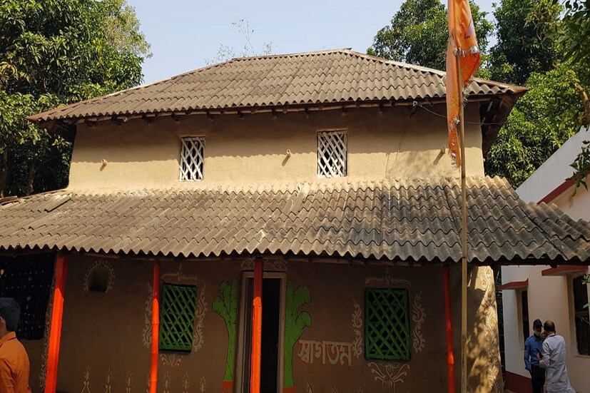 দিল্লিতে কৃষক বিক্ষোভের মধ্যেই কৃষকের বাড়িতে অমিত শাহের মধ্যাহ্নভোজও বিশেষ তাৎপর্য্যপূর্ণ বলেই মত রাজনৈতিক মহলের৷ বছর তিরিশের যুবক সনাতন বালিজুড়ি গ্রামেই চাষ করে সংসার চালান৷ সনাতন ছাড়াও তাঁর বাড়িতে রয়েছেন স্ত্রী, এক সন্তান, বাবা এবং মা৷ স্বরাষ্ট্রমন্ত্রী আসছেন, তাই গত কয়েকদিন ধরেই নিজেদের মাটির দুই চালার বাড়ি যতটা সম্ভব সাজিয়ে গুছিয়ে রেখেছেন সনাতন এবং তাঁর পরিবার৷ মাটির দেওয়ালের গায়ে সুন্দর করে আলপনা দেওয়া হয়েছে৷ লেখা হয়েছে 'স্বাগতম'৷ Info and Photo- Paradip Ghosh