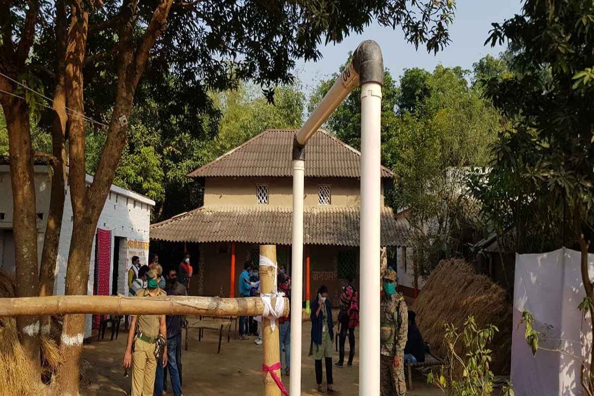 খাঁটি বাঙালি পদেই অমিত শাহের আপ্যায়নের ব্যবস্থা করেছে সনাতনের পরিবার৷ মেনুতে থাকছে ভাত, রুটি, শুক্ত, শাক ভাজা, লাউ দিয়ে মুগের ডাল, তিন রকম ভাজা, ফুলকপির তরকারি, টমেটো খেজুরের চাটনি৷ আর শেষ পাতে থাকছে গুড়ের রসগোল্লা৷ সনাতন জানিয়েছেন আরও পোস্তর বড়া এবং পনিরের দিয়ে আরও একটি পদ তাঁরা করতে চেয়েছিলেন৷ কিন্তু স্থানীয় বিজেপি নেতৃত্বের পরামর্শেই এত পদ করা হয়নি৷ Info and Photo- Paradip Ghosh খাঁটি বাঙালি পদেই অমিত শাহের আপ্যায়নের ব্যবস্থা করেছে সনাতনের পরিবার৷ মেনুতে থাকছে ভাত, রুটি, শুক্ত, শাক ভাজা, লাউ দিয়ে মুগের ডাল, তিন রকম ভাজা, ফুলকপির তরকারি, টমেটো খেজুরের চাটনি৷ আর শেষ পাতে থাকছে গুড়ের রসগোল্লা৷ সনাতন জানিয়েছেন আরও পোস্তর বড়া এবং পনিরের দিয়ে আরও একটি পদ তাঁরা করতে চেয়েছিলেন৷ কিন্তু স্থানীয় বিজেপি নেতৃত্বের পরামর্শেই এত পদ করা হয়নি৷ Info and Photo- Paradip Ghosh