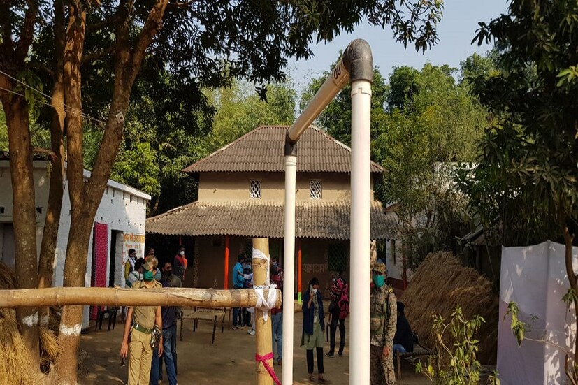 খাঁটি বাঙালি পদেই অমিত শাহের আপ্যায়নের ব্যবস্থা করেছে সনাতনের পরিবার৷ মেনুতে থাকছে ভাত, রুটি, শুক্ত, শাক ভাজা, লাউ দিয়ে মুগের ডাল, তিন রকম ভাজা, ফুলকপির তরকারি, টমেটো খেজুরের চাটনি৷ আর শেষ পাতে থাকছে গুড়ের রসগোল্লা৷ সনাতন জানিয়েছেন আরও পোস্তর বড়া এবং পনিরের দিয়ে আরও একটি পদ তাঁরা করতে চেয়েছিলেন৷ কিন্তু স্থানীয় বিজেপি নেতৃত্বের পরামর্শেই এত পদ করা হয়নি৷ Info and Photo- Paradip Ghosh
