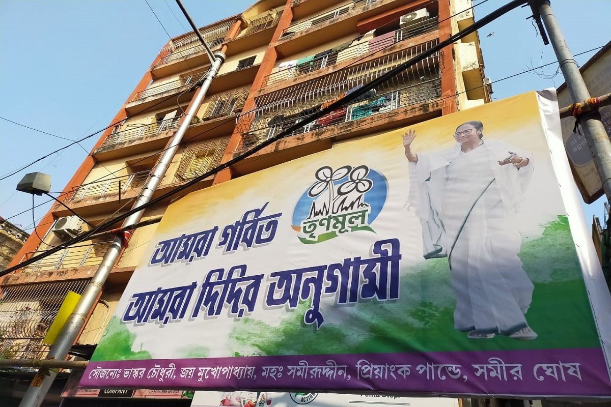 কলকাতায় এলে উত্তর কলকাতার সুকিয়া স্ট্রিটের ফ্ল্যাটেই ওঠেন শুভেন্দু অধিকারী৷ সেই আবাসনের বাইরে রবিবার মমতা বন্দ্যোপাধ্যায়ের একটি ব্যানার লাগানো হয়৷ সেখানে লেখা, 'আমরা গর্বিত আমরা দিদির অধিকারী৷' এর পাশাপাশি ওই চত্বরে তৃণমূলের সমর্থনে আরও বেশ কিছু পোস্টার পড়েছে৷ Info and Photo-Shanku Santra কলকাতায় এলে উত্তর কলকাতার সুকিয়া স্ট্রিটের ফ্ল্যাটেই ওঠেন শুভেন্দু অধিকারী৷ সেই আবাসনের বাইরে রবিবার মমতা বন্দ্যোপাধ্যায়ের একটি ব্যানার লাগানো হয়৷ সেখানে লেখা, 'আমরা গর্বিত আমরা দিদির অধিকারী৷' এর পাশাপাশি ওই চত্বরে তৃণমূলের সমর্থনে আরও বেশ কিছু পোস্টার পড়েছে৷ Info and Photo-Shanku Santra