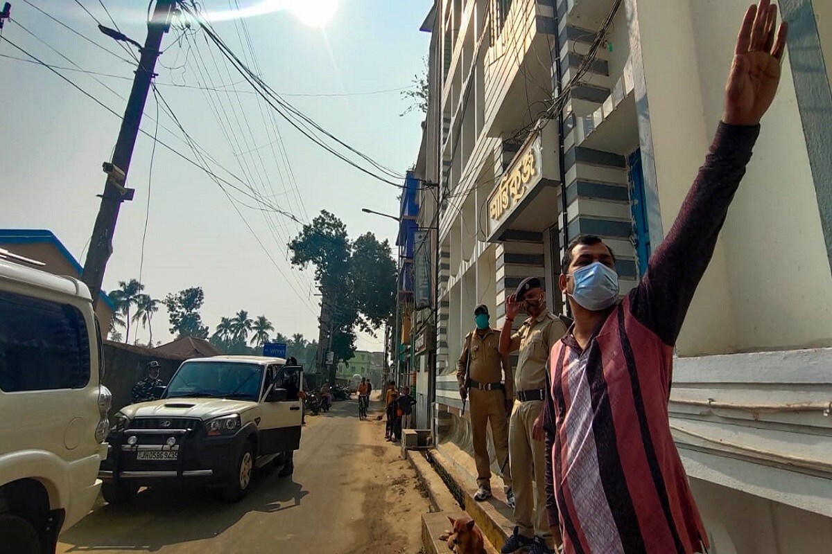 অবশেষে এ দিন সকালে শুভেন্দু অধিকারীর কাঁথির বাড়িতে পৌঁছে যান কেন্দ্রীয় বাহিনীর জওয়ানরা৷ এ দিন সকালেই বিধানসভায় যাওয়ার জন্য কলকাতার উদ্দেশ্যে রওনা দেন শুভেন্দু অধিকারী৷ জেড ক্যাটেগরির নিরাপত্তা নিয়েই রওনা দেন তিনি৷ শুভেন্দু নিরাপত্তায় কেন্দ্রীয় বাহিনীর মহিলা জওয়ানরাও থাকতে পারেন বলে খবর৷ Info and Photo- Abir Ghosal অবশেষে এ দিন সকালে শুভেন্দু অধিকারীর কাঁথির বাড়িতে পৌঁছে যান কেন্দ্রীয় বাহিনীর জওয়ানরা৷ এ দিন সকালেই বিধানসভায় যাওয়ার জন্য কলকাতার উদ্দেশ্যে রওনা দেন শুভেন্দু অধিকারী৷ জেড ক্যাটেগরির নিরাপত্তা নিয়েই রওনা দেন তিনি৷ শুভেন্দু নিরাপত্তায় কেন্দ্রীয় বাহিনীর মহিলা জওয়ানরাও থাকতে পারেন বলে খবর৷ Info and Photo- Abir Ghosal