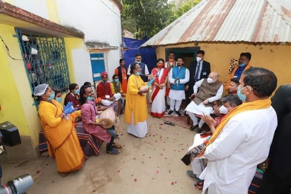 যদিও অনুব্রতর দাবি উড়িয়ে দিয়েছেন বিজেপি নেতা অনুপম হাজরা৷ বাসুদেবেরও অভিযোগও মানতে চাননি তিনি৷ বোলপুরের প্রাক্তন সাংসদের দাবি, বাসুদেবের বাড়িতে প্রায় এক ঘণ্টা ছিলেন অমিত শাহ৷ তাঁর সঙ্গে অনেকক্ষণ কথাও বলেছেন৷ তৃণমূলই ভয় দেখিয়ে বাসুদেব দাস বাউলকে অনুব্রত মণ্ডলের কাছে নিয়ে গিয়ে এই ধরনের অভিযোগ করতে বাধ্য করছে বলে অভিযোগ অনুপমের৷ Info and Photo-Indrajit Ruj যদিও অনুব্রতর দাবি উড়িয়ে দিয়েছেন বিজেপি নেতা অনুপম হাজরা৷ বাসুদেবেরও অভিযোগও মানতে চাননি তিনি৷ বোলপুরের প্রাক্তন সাংসদের দাবি, বাসুদেবের বাড়িতে প্রায় এক ঘণ্টা ছিলেন অমিত শাহ৷ তাঁর সঙ্গে অনেকক্ষণ কথাও বলেছেন৷ তৃণমূলই ভয় দেখিয়ে বাসুদেব দাস বাউলকে অনুব্রত মণ্ডলের কাছে নিয়ে গিয়ে এই ধরনের অভিযোগ করতে বাধ্য করছে বলে অভিযোগ অনুপমের৷ Info and Photo-Indrajit Ruj