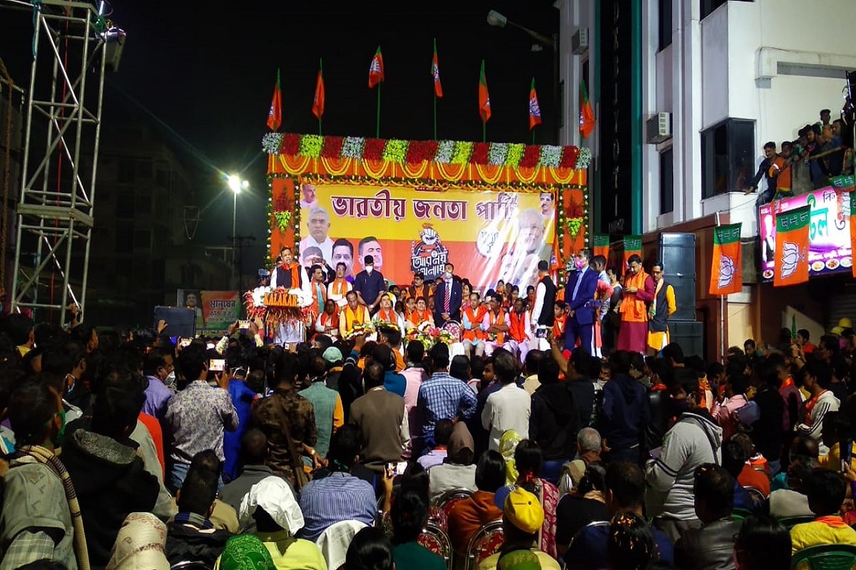 এ দিনও শুভেন্দুর বক্তব্যে কখনও সরাসরি কখনও আবার পরোক্ষে তৃণমূলনেত্রীর দিকে আঙুল তুলেছেন৷ তিনি বলেন, দক্ষিণ কলকাতার চার- পাঁচজনের কাছেই চল্লিশটা দফতর রয়েছে৷ বিজেপি নেতা বলেন, 'এই লড়াই গ্রামের সঙ্গে দক্ষিণ কলকাতার চার-পাঁচটা লোকের৷ তাঁদের হাতেই চল্লিশটা দফতর রয়েছে৷ সবে তো ট্রেলার দেখাচ্ছি, এর পর সিনেমা বাকি রয়েছে৷' হুঁশিয়ারির সুরে শুভেন্দু বলেন, আদর্শ আচরণবিধি লাগু হলেই আসল খেলা দেখাবেন তিনি৷ Info and Photo- Abir Ghosal/Sujit Bhowmik এ দিনও শুভেন্দুর বক্তব্যে কখনও সরাসরি কখনও আবার পরোক্ষে তৃণমূলনেত্রীর দিকে আঙুল তুলেছেন৷ তিনি বলেন, দক্ষিণ কলকাতার চার- পাঁচজনের কাছেই চল্লিশটা দফতর রয়েছে৷ বিজেপি নেতা বলেন, 'এই লড়াই গ্রামের সঙ্গে দক্ষিণ কলকাতার চার-পাঁচটা লোকের৷ তাঁদের হাতেই চল্লিশটা দফতর রয়েছে৷ সবে তো ট্রেলার দেখাচ্ছি, এর পর সিনেমা বাকি রয়েছে৷' হুঁশিয়ারির সুরে শুভেন্দু বলেন, আদর্শ আচরণবিধি লাগু হলেই আসল খেলা দেখাবেন তিনি৷ Info and Photo- Abir Ghosal/Sujit Bhowmik