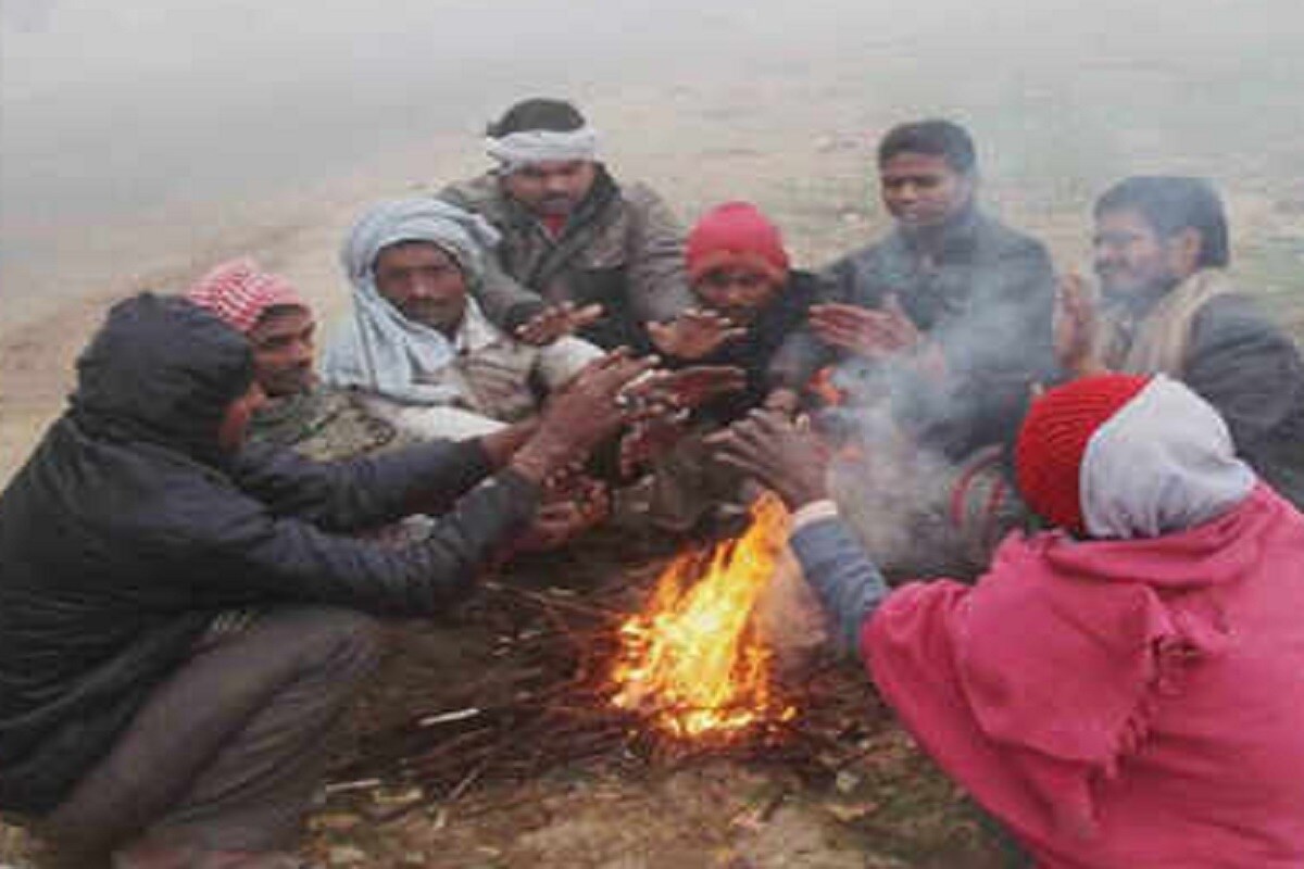 আবহাওয়া সূত্রের খবর, উত্তর ভারতে ৩ জানুয়ারি থেকে কিছুটা ঠাণ্ডা কমার সম্ভাবনা রয়েছে। ৩ জানুয়ারি থেকে তাপমাত্রা তিন থেকে পাঁচ ডিগ্রি সেলসিয়াস বাড়তে পারে বলে জানিয়েছে আবহাওয়াবিদরা। পশ্চিম হিমালয়তে ৪ থেকে ৬ জানুয়ারির মধ্যে বৃষ্টি বা তুষারপাতের পূর্বাভাস রয়েছে।জম্মু ও কাশ্মীরেও ভারী বৃষ্টি বা তুষারপাতএর সম্ভাবনা রয়েছে। আবহাওয়া সূত্রের খবর, উত্তর ভারতে ৩ জানুয়ারি থেকে কিছুটা ঠাণ্ডা কমার সম্ভাবনা রয়েছে। ৩ জানুয়ারি থেকে তাপমাত্রা তিন থেকে পাঁচ ডিগ্রি সেলসিয়াস বাড়তে পারে বলে জানিয়েছে আবহাওয়াবিদরা। পশ্চিম হিমালয়তে ৪ থেকে ৬ জানুয়ারির মধ্যে বৃষ্টি বা তুষারপাতের পূর্বাভাস রয়েছে।জম্মু ও কাশ্মীরেও ভারী বৃষ্টি বা তুষারপাতএর সম্ভাবনা রয়েছে।