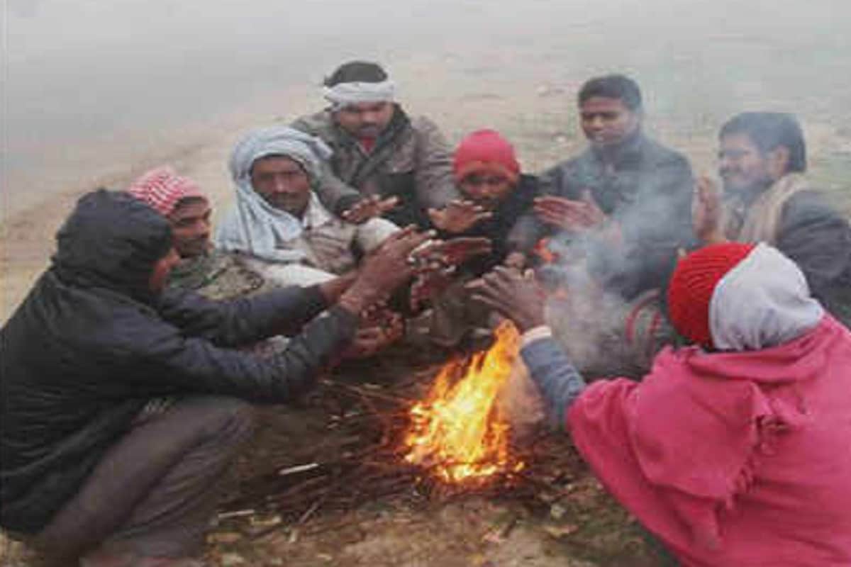 আজ সকালে কলকাতা সর্বনিম্ন তাপমাত্রা 16.5 ডিগ্রি সেলসিয়াস যা স্বাভাবিকের থেকে 1 ডিগ্রি উপরে 28.9 ডিগ্রী সেলসিয়াস। বাতাসে আপেক্ষিক আদ্রতার পরিমাণ 45 থেকে 99%। বাতাসে জলীয় বাষ্প বেশি থাকায় বেলা বাড়লে তাপমাত্রা ও আদ্রতায় অস্বস্তি বাড়বে। নতুন করে পশ্চিমী ঝঞ্ঝা ঢুকছে সোমবার জম্মু-কাশ্মীরে। ঘূর্ণাবর্ত হয়েছে পূর্ব উত্তর প্রদেশ বিহার সংলগ্ন এলাকায়। এর প্রভাবে আগামী দু-তিন দিন উত্তরবঙ্গ, দক্ষিণবঙ্গ এবং ওড়িশায় কুয়াশা সম্ভাবনা। ওড়িশায় ঘন কুয়াশার সতর্কবার্তা। পশ্চিমী ঝঞ্ঝার কারণে মঙ্গলবার থেকে জম্মু-কাশ্মীর লাদাখ উত্তর-পশ্চিম ভারতের বেশকিছু রাজ্যে বৃষ্টি ও তুষারপাতের সম্ভাবনা। আজ সকালে কলকাতা সর্বনিম্ন তাপমাত্রা 16.5 ডিগ্রি সেলসিয়াস যা স্বাভাবিকের থেকে 1 ডিগ্রি উপরে 28.9 ডিগ্রী সেলসিয়াস। বাতাসে আপেক্ষিক আদ্রতার পরিমাণ 45 থেকে 99%। বাতাসে জলীয় বাষ্প বেশি থাকায় বেলা বাড়লে তাপমাত্রা ও আদ্রতায় অস্বস্তি বাড়বে। নতুন করে পশ্চিমী ঝঞ্ঝা ঢুকছে সোমবার জম্মু-কাশ্মীরে। ঘূর্ণাবর্ত হয়েছে পূর্ব উত্তর প্রদেশ বিহার সংলগ্ন এলাকায়। এর প্রভাবে আগামী দু-তিন দিন উত্তরবঙ্গ, দক্ষিণবঙ্গ এবং ওড়িশায় কুয়াশা সম্ভাবনা। ওড়িশায় ঘন কুয়াশার সতর্কবার্তা। পশ্চিমী ঝঞ্ঝার কারণে মঙ্গলবার থেকে জম্মু-কাশ্মীর লাদাখ উত্তর-পশ্চিম ভারতের বেশকিছু রাজ্যে বৃষ্টি ও তুষারপাতের সম্ভাবনা।