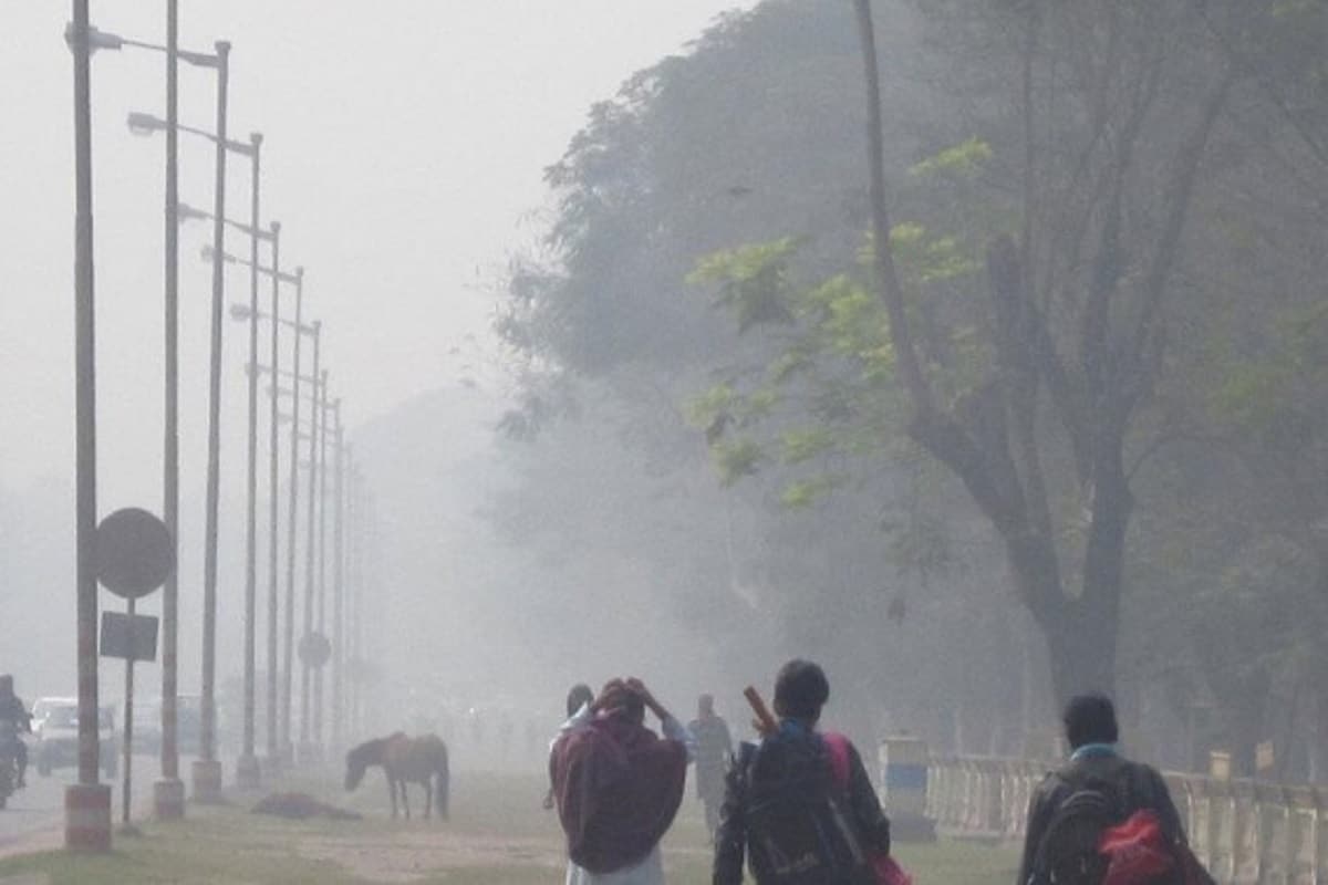 কলকাতায় আজ সকালে কুয়াশা দৃশ্যমানতা অনেকটাই কমে। বেলা বাড়লে মেঘমুক্ত পরিষ্কার আকাশ।রাতের তাপমাত্রা বৃদ্ধি এবং বাতাসে জলীয়বাষ্পের পরিমাণ বেশি থাকায় আগামী কাল সকালেও কুয়াশার সম্ভাবনা। কলকাতায় আজ সকালে কুয়াশা দৃশ্যমানতা অনেকটাই কমে। বেলা বাড়লে মেঘমুক্ত পরিষ্কার আকাশ।রাতের তাপমাত্রা বৃদ্ধি এবং বাতাসে জলীয়বাষ্পের পরিমাণ বেশি থাকায় আগামী কাল সকালেও কুয়াশার সম্ভাবনা।