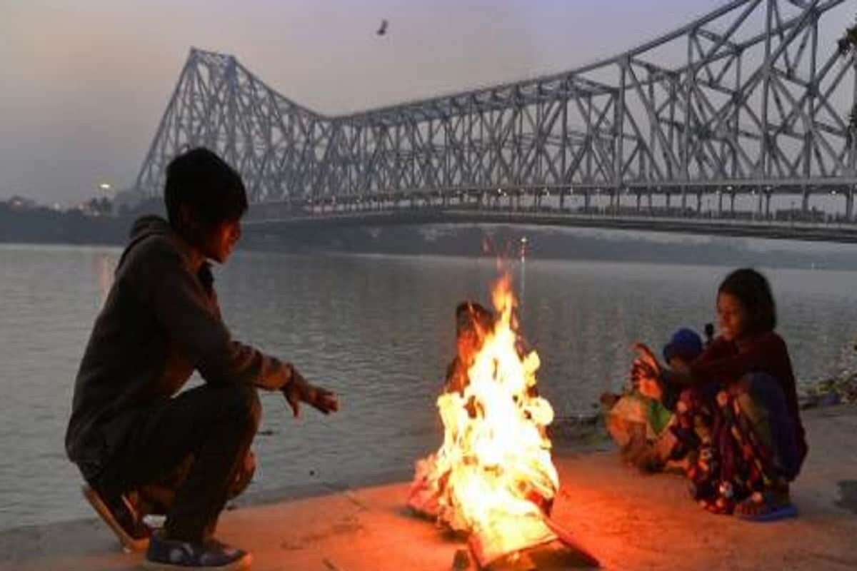 উত্তরবঙ্গের মালদা উত্তর ও দক্ষিণ দিনাজপুরের ঘন কুয়াশার সর্তকতা।মুর্শিদাবাদ নদিয়া ও বীরভূমে ঘন কুয়াশার সর্তকতা। এই ছয় জেলাতেই সকালে দৃশ্যমানতা ২০০ মিটার এর নিচে থাকবে। বিহার ঝাড়খন্ড উড়িষ্যাতে ও ঘন কুয়াশার সর্তকতা আগামী দু'দিনের জন্য। উত্তরবঙ্গের মালদা উত্তর ও দক্ষিণ দিনাজপুরের ঘন কুয়াশার সর্তকতা।মুর্শিদাবাদ নদিয়া ও বীরভূমে ঘন কুয়াশার সর্তকতা। এই ছয় জেলাতেই সকালে দৃশ্যমানতা ২০০ মিটার এর নিচে থাকবে। বিহার ঝাড়খন্ড উড়িষ্যাতে ও ঘন কুয়াশার সর্তকতা আগামী দু'দিনের জন্য।