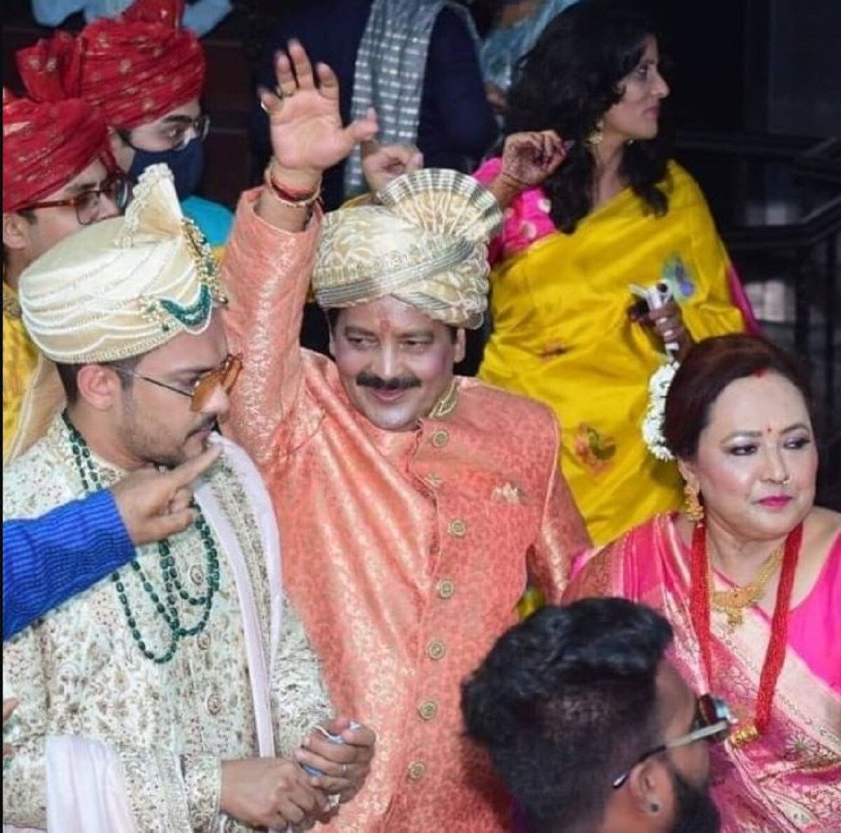 ছেলের বিয়েতে বাবা দারুণ এনজয় করছিলেন৷ বরযাত্রীর সঙ্গে নাচও করছিলেন বলিউডের ফেভারিটা উদিত নারায়ণ৷ Photo- Instagram ছেলের বিয়েতে বাবা দারুণ এনজয় করছিলেন৷ বরযাত্রীর সঙ্গে নাচও করছিলেন বলিউডের ফেভারিটা উদিত নারায়ণ৷ Photo- Instagram