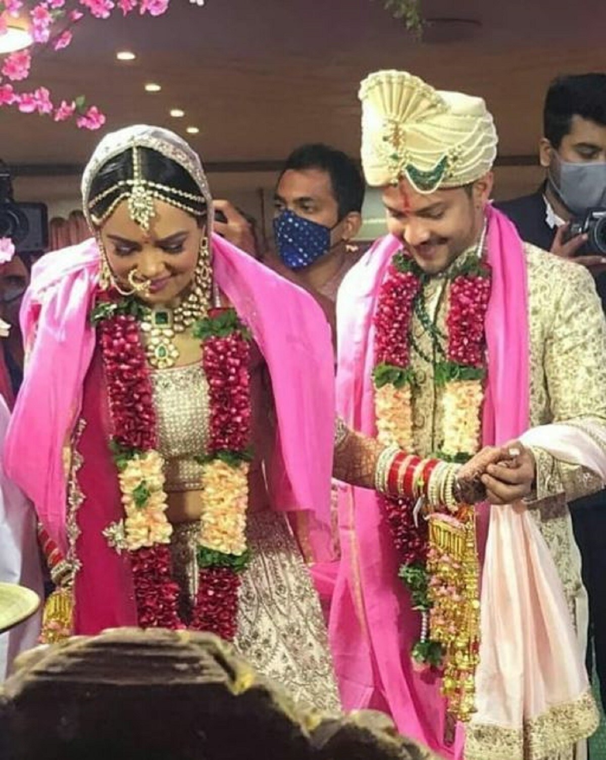 বরের পোশাকের সঙ্গে রঙ মিলিয়েই বিয়ের দিনে অফ হোয়াইট লেহঙ্গা -চোলি পরেছিলেন বউ শ্বেতা আগরওয়াল৷ Photo- Instagram বরের পোশাকের সঙ্গে রঙ মিলিয়েই বিয়ের দিনে অফ হোয়াইট লেহঙ্গা -চোলি পরেছিলেন বউ শ্বেতা আগরওয়াল৷ Photo- Instagram
