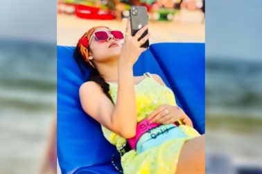 অদ্রিজা নাকি নিজের বন্ধুদের নিয়েই বেড়াতে গিয়েছেন গোয়ায়। তবে টেলিপাড়ায় গুঞ্জন, অদ্রিজার সঙ্গে নাকি কি করে বলব তোমায় খ্যাত অভিনেতা ক্রুশাল আহুজার সঙ্গেও গোয়ায় গিয়েছেন। একই সময়ে দুজনে গোয়ায় রয়েছেন এবং ছবিও পোস্ট করছেন। যদিও দুজনে একসঙ্গে কোনও ছবি পোস্ট করেননি তাঁরা। অদ্রিজা নাকি নিজের বন্ধুদের নিয়েই বেড়াতে গিয়েছেন গোয়ায়। তবে টেলিপাড়ায় গুঞ্জন, অদ্রিজার সঙ্গে নাকি কি করে বলব তোমায় খ্যাত অভিনেতা ক্রুশাল আহুজার সঙ্গেও গোয়ায় গিয়েছেন। একই সময়ে দুজনে গোয়ায় রয়েছেন এবং ছবিও পোস্ট করছেন। যদিও দুজনে একসঙ্গে কোনও ছবি পোস্ট করেননি তাঁরা।