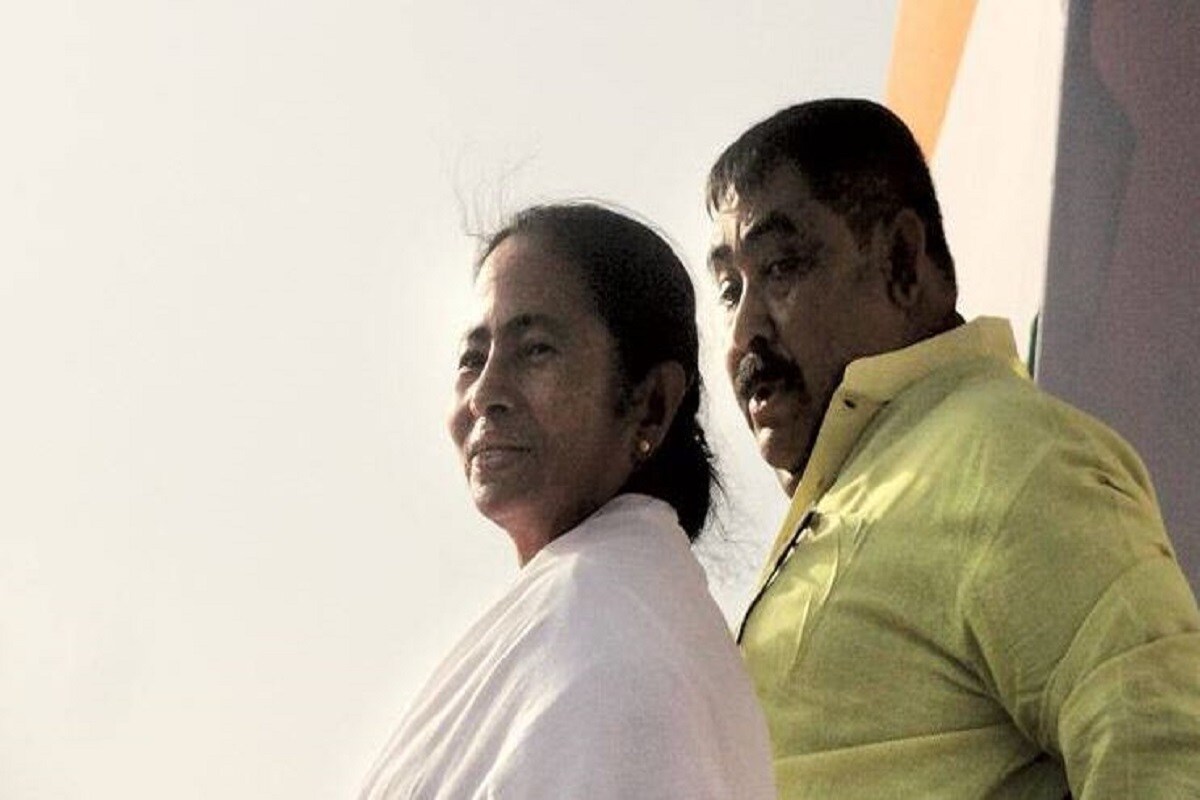রবিবার বোলপুরে কেন্দ্রীয় স্বরাষ্ট্রমন্ত্রী অমিত শাহের রোড শো। এবার বীরভূমে শক্তি প্রদর্শন জোড়াফুল শিবিরের ৷ কলকাতার রাস্তা নয়, বোলপুরে র্যালি করবেন তৃণমূলেত্রী। ২৮ ডিসেম্বর বীরভূমে প্রশাসনিক বৈঠক করবেন মুখ্যমন্ত্রী ৷ পরেরদিন ২৯ ডিসেম্বর মমতা বন্দ্যোপাধ্যায়ের পদযাত্রা ৷ বীরভূমের তৃণমূল সভাপতি অনুব্রত মণ্ডলের দাবি, ‘মমতার র্যালিতে আড়াই লক্ষ মানুষ আসবে ৷’ তথ্য সোমরাজ বন্দ্যোপাধ্যায় রবিবার বোলপুরে কেন্দ্রীয় স্বরাষ্ট্রমন্ত্রী অমিত শাহের রোড শো। এবার বীরভূমে শক্তি প্রদর্শন জোড়াফুল শিবিরের ৷ কলকাতার রাস্তা নয়, বোলপুরে র্যালি করবেন তৃণমূলেত্রী। ২৮ ডিসেম্বর বীরভূমে প্রশাসনিক বৈঠক করবেন মুখ্যমন্ত্রী ৷ পরেরদিন ২৯ ডিসেম্বর মমতা বন্দ্যোপাধ্যায়ের পদযাত্রা ৷ বীরভূমের তৃণমূল সভাপতি অনুব্রত মণ্ডলের দাবি, ‘মমতার র্যালিতে আড়াই লক্ষ মানুষ আসবে ৷’ তথ্য সোমরাজ বন্দ্যোপাধ্যায়