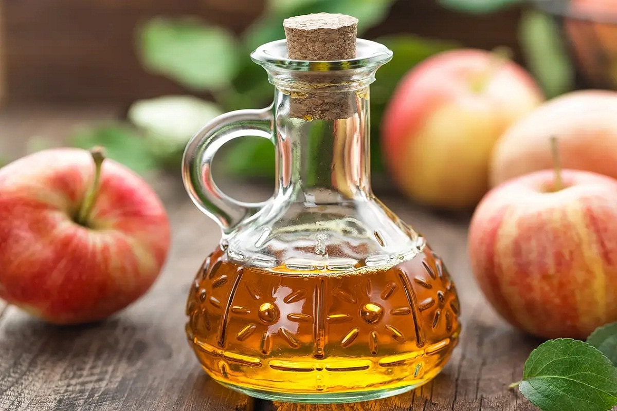 Apple Cider Vinegar-এর একাধিক পুষ্টিগুণ রয়েছে। Google-এ সার্চ করলেই এর একাধিক ভালো দিক সম্পর্কে জানা যাবে। বহু ফুড ব্লগ রয়েছে, যাতে এর উপকার সম্পর্কে জানা যাবে। কিন্তু বিশেষজ্ঞরা বলছেন, এই ভিনিগারের একাধিক খারাপ দিকও রয়েছে। অর্থাৎ একটি নির্দিষ্ট পরিমাণের থেকে বেশি ACV খাবারে ব্যবহার করলে তা শরীরে একাধিক প্রভাব ফেলতে পারে। Apple Cider Vinegar-এর একাধিক পুষ্টিগুণ রয়েছে। Google-এ সার্চ করলেই এর একাধিক ভালো দিক সম্পর্কে জানা যাবে। বহু ফুড ব্লগ রয়েছে, যাতে এর উপকার সম্পর্কে জানা যাবে। কিন্তু বিশেষজ্ঞরা বলছেন, এই ভিনিগারের একাধিক খারাপ দিকও রয়েছে। অর্থাৎ একটি নির্দিষ্ট পরিমাণের থেকে বেশি ACV খাবারে ব্যবহার করলে তা শরীরে একাধিক প্রভাব ফেলতে পারে।