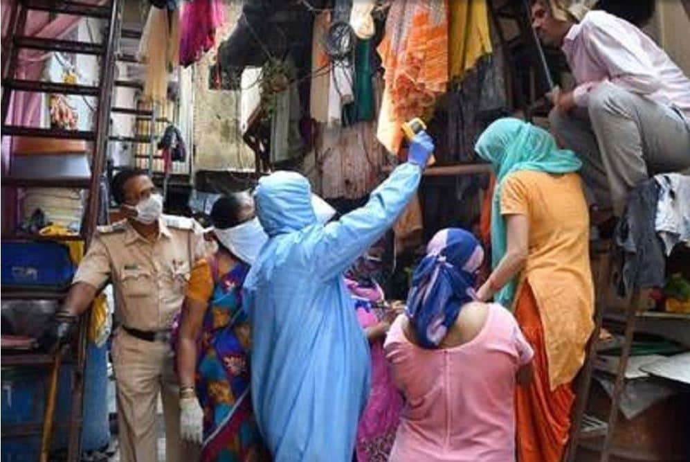 করোনা অবশেষে সায়েস্তা হল ঘিঞ্জি জনবসতির কাছেই! দেশের অন্যতম কোভিড হটস্পট হিসেবে ধরা হচ্ছিল ধারাভিকে, আর সেখানেই শুক্রবার একজনও করোনা সংক্রমিত হননি। অর্থাৎ দৈনিক করোনা আক্রান্তের সংখ্যা শুন্য। করোনা অবশেষে সায়েস্তা হল ঘিঞ্জি জনবসতির কাছেই! দেশের অন্যতম কোভিড হটস্পট হিসেবে ধরা হচ্ছিল ধারাভিকে, আর সেখানেই শুক্রবার একজনও করোনা সংক্রমিত হননি। অর্থাৎ দৈনিক করোনা আক্রান্তের সংখ্যা শুন্য।