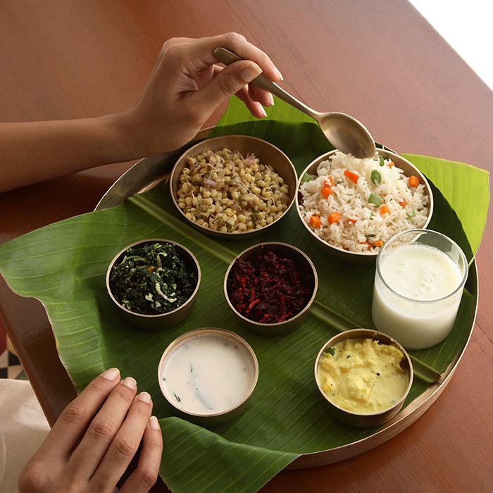 আয়ুর্বেদিক ডায়েট (Ayurvedic Diet)-- আয়ুর্বেদিক ডায়েটের মধ্যে Vata Pacifying ডায়েট প্রেগন্যান্সির সময় কাজে দেয়। এই ধরনের ডায়েটে সাধারণত, ভাত, দুধ, ভেজিটেবল স্যুপ, রসুন, ঘি ইত্যাদি থাকে যা ত্বক ভাল রাখতে সাহায্য করে। আয়ুর্বেদিক ডায়েট (Ayurvedic Diet)-- আয়ুর্বেদিক ডায়েটের মধ্যে Vata Pacifying ডায়েট প্রেগন্যান্সির সময় কাজে দেয়। এই ধরনের ডায়েটে সাধারণত, ভাত, দুধ, ভেজিটেবল স্যুপ, রসুন, ঘি ইত্যাদি থাকে যা ত্বক ভাল রাখতে সাহায্য করে।
