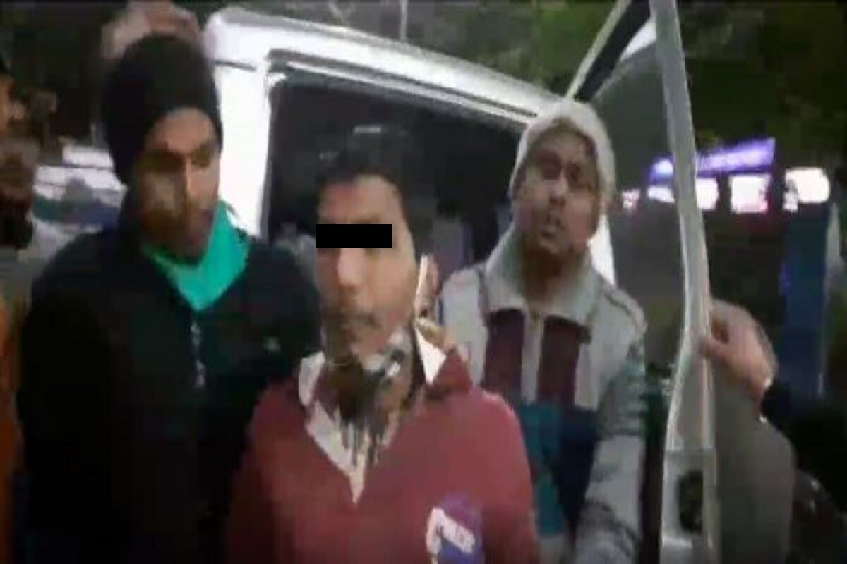গত ৩০ শে নভেম্বর মেদিনীপুরের জেল থেকে সাজাপ্রাপ্ত মিঠুন দাস ও তার এক সহযোগী পালায়। Photo- videoGrab গত ৩০ শে নভেম্বর মেদিনীপুরের জেল থেকে সাজাপ্রাপ্ত মিঠুন দাস ও তার এক সহযোগী পালায়। Photo- videoGrab