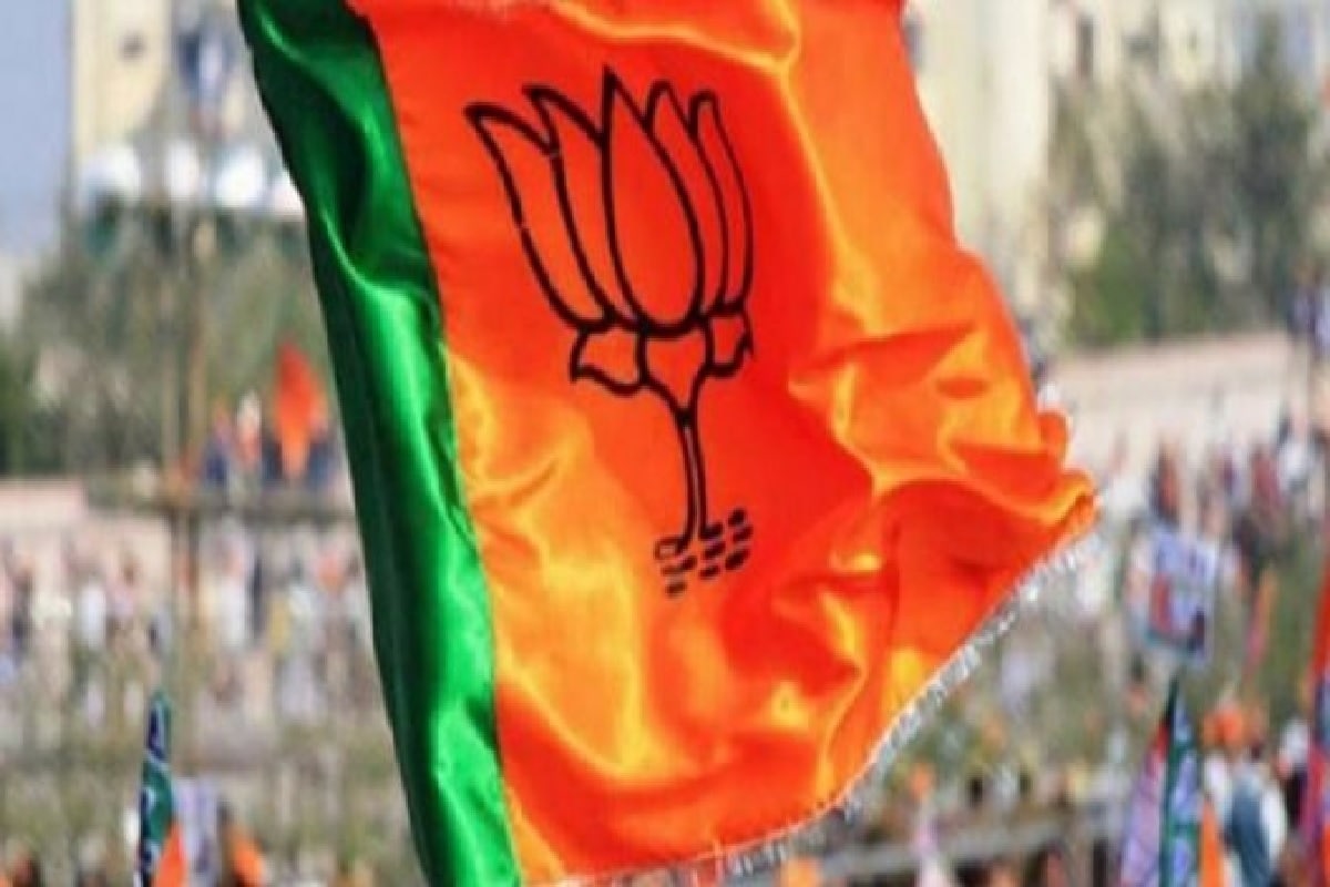 গতকাল অর্থাৎ সোমবার বিজেপির উত্তরকন্যা অভিযান মিছিল হয় শিলিগুড়িতে । ওই মিছিলের নেতৃত্বে ছিলেন দিলীপ ঘোষ, সায়ন্তন বসু, জয়ন্ত রায়রা। মাঝ রাস্তায় পুলিশ মিছিল আটকাতেই তা রণক্ষেত্রের চেহারা নেয় । লাঠি, কাঁদানে গ্যাস, জল কামান, ছররা গুলি চালাতে বাধ্য হয় পুলিশ । এই সংঘর্ষের মধ্যেই মৃত্যু হয় উলেনবাবুর । গতকালই তাঁর ময়নাতদন্তের রিপোর্ট সামনে আসে । সেখানেই উল্লেখ করা হয়, রবার বুলেটেই মৃত্যু হয়েছে ওই কর্মীর । গতকাল অর্থাৎ সোমবার বিজেপির উত্তরকন্যা অভিযান মিছিল হয় শিলিগুড়িতে । ওই মিছিলের নেতৃত্বে ছিলেন দিলীপ ঘোষ, সায়ন্তন বসু, জয়ন্ত রায়রা। মাঝ রাস্তায় পুলিশ মিছিল আটকাতেই তা রণক্ষেত্রের চেহারা নেয় । লাঠি, কাঁদানে গ্যাস, জল কামান, ছররা গুলি চালাতে বাধ্য হয় পুলিশ । এই সংঘর্ষের মধ্যেই মৃত্যু হয় উলেনবাবুর । গতকালই তাঁর ময়নাতদন্তের রিপোর্ট সামনে আসে । সেখানেই উল্লেখ করা হয়, রবার বুলেটেই মৃত্যু হয়েছে ওই কর্মীর ।