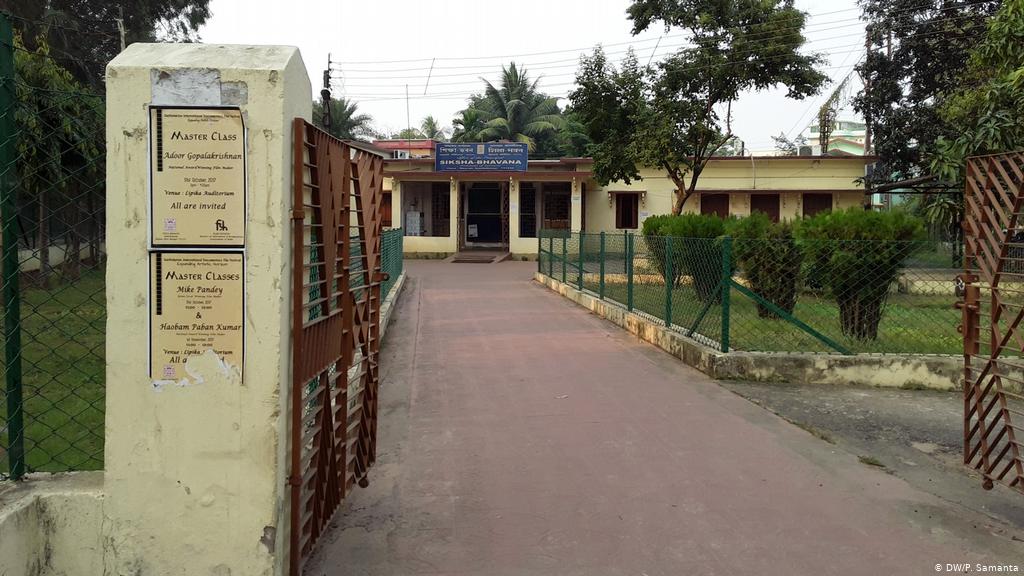প্রশ্ন উঠছে আচমকা রাজ্য সরকারের এমন সিদ্ধান্ত কেন? কাচমন্দির থেকে কালীসায়র পর্যন্ত ৪ কিলোমিটার রাস্তা নিয়ে বিবাদের সূত্রপাত৷ ২০১৮ তে বিশ্বভারতীর অনুরোধে এই রাস্তা তাদের হাতে তুলে দেয় রাজ্য ৷ প্রশ্ন উঠছে আচমকা রাজ্য সরকারের এমন সিদ্ধান্ত কেন? কাচমন্দির থেকে কালীসায়র পর্যন্ত ৪ কিলোমিটার রাস্তা নিয়ে বিবাদের সূত্রপাত৷ ২০১৮ তে বিশ্বভারতীর অনুরোধে এই রাস্তা তাদের হাতে তুলে দেয় রাজ্য ৷