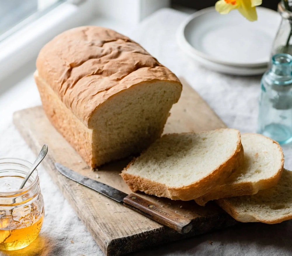 কিন্তু সাদা রুটি বা হোয়াইট ব্রেডে (White Bread) এমন কী থাকে, যার জন্য এমন অবস্থা হয়?উত্তর হল, এতে থাকে গ্লাটেন (Gluten)। যা শুধু এই রুটিতে নয়, থাকে পাস্তা ও সিরিয়ালস বা দানাশস্যতেও। বেশি মাত্রায় গ্লাটেন যদি শরীরে প্রবেশ করে, তা হলে দেখা দিতে পারে ‘গ্লুটেন অ্যাটাক্সিয়া’ (Gluten Ataxia) যা মানুষের রোগপ্রতিরোধ ক্ষমতা বা ইমিউন সিস্টেমকে (Immune System) ক্ষতিগ্রস্ত করে দেয়। এর থেকে হতে পারে প্যানিক অ্যাটাক (Panic Attack)! কিন্তু সাদা রুটি বা হোয়াইট ব্রেডে (White Bread) এমন কী থাকে, যার জন্য এমন অবস্থা হয়?উত্তর হল, এতে থাকে গ্লাটেন (Gluten)। যা শুধু এই রুটিতে নয়, থাকে পাস্তা ও সিরিয়ালস বা দানাশস্যতেও। বেশি মাত্রায় গ্লাটেন যদি শরীরে প্রবেশ করে, তা হলে দেখা দিতে পারে ‘গ্লুটেন অ্যাটাক্সিয়া’ (Gluten Ataxia) যা মানুষের রোগপ্রতিরোধ ক্ষমতা বা ইমিউন সিস্টেমকে (Immune System) ক্ষতিগ্রস্ত করে দেয়। এর থেকে হতে পারে প্যানিক অ্যাটাক (Panic Attack)!