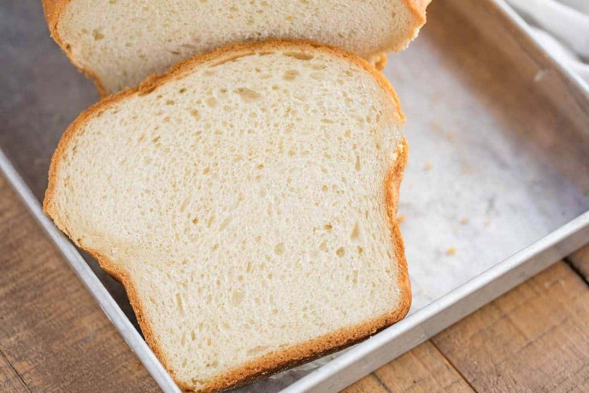 ব্রেকফাস্ট, লাঞ্চ বা ডিনার, হোয়াইট ব্রেড (White Bread) খাওয়ার চল অনেক দিন ধরেই। এই রুটি খেতে সুস্বাদু, দামও বেশি নয় আর তা ছাড়া এটা মোটামুটি সব দেশেই সহজলভ্য। তাই বিশ্ব জুড়ে এই রুটির এত জনপ্রিয়তা। কিন্তু সেই হোয়াইট ব্রেডই যে মাঝে মাঝে এমন প্রাণঘাতী হয়ে উঠতে পারে, সেটা কেউ এর আগে ভাবেননি। কিন্তু এই হোয়াইট ব্রেডই বেশি মাত্রায় খাওয়ার জন্য অনেক ব্রিটিশ জনতাই নানা শারীরিক সমস্যায় ভুগছেন, সে কথা বলছে সাম্প্রতিক এক সমীক্ষা। ব্রেকফাস্ট, লাঞ্চ বা ডিনার, হোয়াইট ব্রেড (White Bread) খাওয়ার চল অনেক দিন ধরেই। এই রুটি খেতে সুস্বাদু, দামও বেশি নয় আর তা ছাড়া এটা মোটামুটি সব দেশেই সহজলভ্য। তাই বিশ্ব জুড়ে এই রুটির এত জনপ্রিয়তা। কিন্তু সেই হোয়াইট ব্রেডই যে মাঝে মাঝে এমন প্রাণঘাতী হয়ে উঠতে পারে, সেটা কেউ এর আগে ভাবেননি। কিন্তু এই হোয়াইট ব্রেডই বেশি মাত্রায় খাওয়ার জন্য অনেক ব্রিটিশ জনতাই নানা শারীরিক সমস্যায় ভুগছেন, সে কথা বলছে সাম্প্রতিক এক সমীক্ষা।