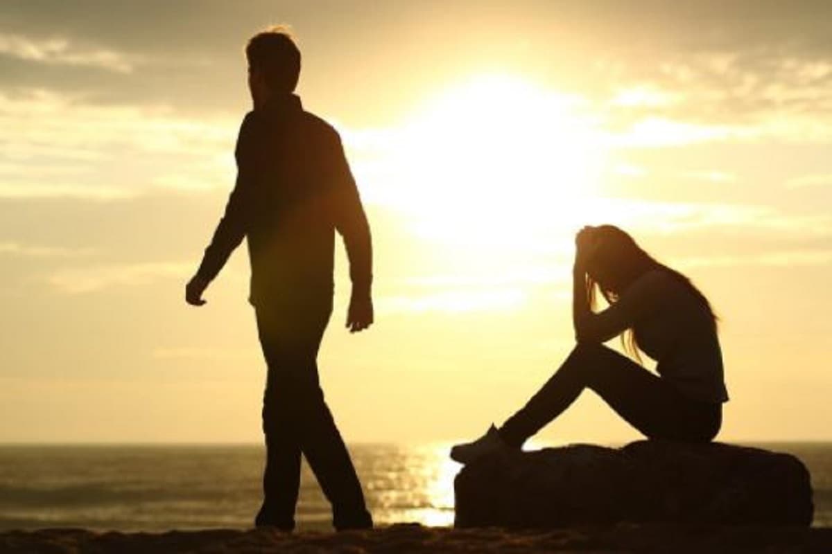 •কোনও সম্পর্ক (Relationship) ভেঙে যাওয়ার পর সেই সময়ে নিজেকে সামলানো সত্যিই খুব কঠিন হয়ে যায়। কান্নাকাটি, মন খারাপ, ভাল না-লাগা এ সব তো থাকেই, অনেকে ডিপ্রেশনেও (Depression) চলে যেতে পারেন। কিন্তু কাজে ব্যস্ত হয়ে, পরিবারের সঙ্গে সময় কাটিয়ে বা বন্ধুদের সঙ্গে মেলামেশা করে সেই মনখারাপ কাটিয়ে ফেলা যায়। ধীরে ধীরে সম্পর্কের তিক্ততা বা ভাল না-লাগাগুলো স্বাভাবিক হতে শুরু করে। কিন্তু তবুও মানসিক দিক থেকে দূরত্ব তৈরি হতে সময় লাগে। •কোনও সম্পর্ক (Relationship) ভেঙে যাওয়ার পর সেই সময়ে নিজেকে সামলানো সত্যিই খুব কঠিন হয়ে যায়। কান্নাকাটি, মন খারাপ, ভাল না-লাগা এ সব তো থাকেই, অনেকে ডিপ্রেশনেও (Depression) চলে যেতে পারেন। কিন্তু কাজে ব্যস্ত হয়ে, পরিবারের সঙ্গে সময় কাটিয়ে বা বন্ধুদের সঙ্গে মেলামেশা করে সেই মনখারাপ কাটিয়ে ফেলা যায়। ধীরে ধীরে সম্পর্কের তিক্ততা বা ভাল না-লাগাগুলো স্বাভাবিক হতে শুরু করে। কিন্তু তবুও মানসিক দিক থেকে দূরত্ব তৈরি হতে সময় লাগে।