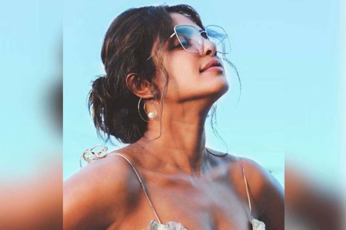 কিছু দিন আগেই প্রিয়াঙ্কা চোপড়া ইনস্টাগ্রাম হ্যান্ডলে নিজের একটি ছবি শেয়ার করে লেখেন, গরমের শেষ দিন গুলোর উদ্দ্যেশে... সেখানেই তাঁকে দেখা যায় ট্রান্সপারেন্ট সানগ্লাসে। এর আগেও বিভিন্ন ফ্যাশনেবল সানগ্লাসে তাঁকে দেখা গিয়েছে।(লেখা- সোমোশ্রী দাস) কিছু দিন আগেই প্রিয়াঙ্কা চোপড়া ইনস্টাগ্রাম হ্যান্ডলে নিজের একটি ছবি শেয়ার করে লেখেন, গরমের শেষ দিন গুলোর উদ্দ্যেশে... সেখানেই তাঁকে দেখা যায় ট্রান্সপারেন্ট সানগ্লাসে। এর আগেও বিভিন্ন ফ্যাশনেবল সানগ্লাসে তাঁকে দেখা গিয়েছে।(লেখা- সোমোশ্রী দাস)
