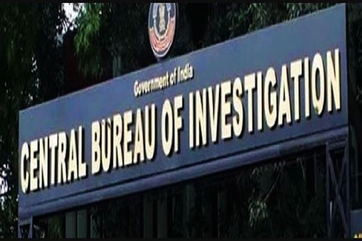 CBI তৃণমূল স্তরে এবার বুঝতে চাইছে সরকারি কর্মচারীদের ভূমিকা কোন পর্যায়ে ও কিভাবে থাকত৷ মানে লাইসেন্স ইস্যু, খনন কাজের জন্য ঠিকাদার ঠিক করা, খননের কাজ, দুর্গাপুর- আসানসোল- রানীগঞ্জ এ কয়লা খাদান এর লাইসেন্স পর্ব থেকে একেবারে কয়লা খাদানে খনন পর্যন্ত কিভাবে কাজ চলত দেখা হচ্ছে৷ নিয়ম অনুযায়ি কয়লা খাদান এ খননের জন্য লাইসেন্স থেকে খনন ও উত্তলন- যাবতীয় বিষয় কেন্দ্রের কয়লা মন্ত্রক৷ Photo- File-Input- Sukanta Mukherjee CBI তৃণমূল স্তরে এবার বুঝতে চাইছে সরকারি কর্মচারীদের ভূমিকা কোন পর্যায়ে ও কিভাবে থাকত৷ মানে লাইসেন্স ইস্যু, খনন কাজের জন্য ঠিকাদার ঠিক করা, খননের কাজ, দুর্গাপুর- আসানসোল- রানীগঞ্জ এ কয়লা খাদান এর লাইসেন্স পর্ব থেকে একেবারে কয়লা খাদানে খনন পর্যন্ত কিভাবে কাজ চলত দেখা হচ্ছে৷ নিয়ম অনুযায়ি কয়লা খাদান এ খননের জন্য লাইসেন্স থেকে খনন ও উত্তলন- যাবতীয় বিষয় কেন্দ্রের কয়লা মন্ত্রক৷ Photo- File-Input- Sukanta Mukherjee