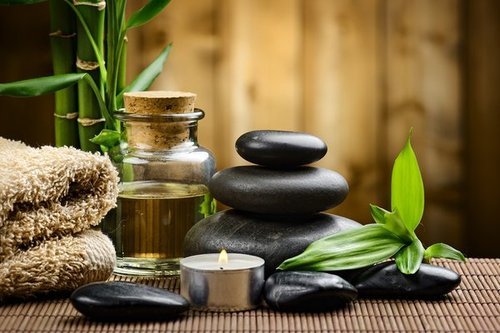 এসেনসিয়াল অয়েলে অ্যালার্জি (Allergy)প্রাকৃতিক ভাবে তৈরি হলেও অনেকেরই এসেনশিয়াল অয়েলে (Essential Oils) অ্যালার্জি হয়। এসেনশিয়াল অয়েল ব্যবহারের আগে মাথায় রাখতে হবে, এটি সরাসরি ব্যবহার করা উচিৎ নয় বিশেষ করে যাঁদের অ্যালার্জি রয়েছে বা খুবই সেনসিটিভ স্কিন। দারচিনি এসেনশিয়াল অয়েল (Cinnamon Bark Oil), অরিগ্যানো অয়েল (Oregano Oil), জ্যাসমিন ওয়েল (Jasmine Oil), লেমনগ্রাস ওয়েল (Lamongrass Oil), চ্যামোমাইল ওয়েল (Chamomile Oil) ও আরও কিছু এসেনশিয়াল অয়েল রয়েছে যা সরাসরি প্রয়োগে র্যাশ বেরতে পারে, অ্যালার্জিও হতে পারে। এসেনসিয়াল অয়েলে অ্যালার্জি (Allergy)প্রাকৃতিক ভাবে তৈরি হলেও অনেকেরই এসেনশিয়াল অয়েলে (Essential Oils) অ্যালার্জি হয়। এসেনশিয়াল অয়েল ব্যবহারের আগে মাথায় রাখতে হবে, এটি সরাসরি ব্যবহার করা উচিৎ নয় বিশেষ করে যাঁদের অ্যালার্জি রয়েছে বা খুবই সেনসিটিভ স্কিন। দারচিনি এসেনশিয়াল অয়েল (Cinnamon Bark Oil), অরিগ্যানো অয়েল (Oregano Oil), জ্যাসমিন ওয়েল (Jasmine Oil), লেমনগ্রাস ওয়েল (Lamongrass Oil), চ্যামোমাইল ওয়েল (Chamomile Oil) ও আরও কিছু এসেনশিয়াল অয়েল রয়েছে যা সরাসরি প্রয়োগে র্যাশ বেরতে পারে, অ্যালার্জিও হতে পারে।